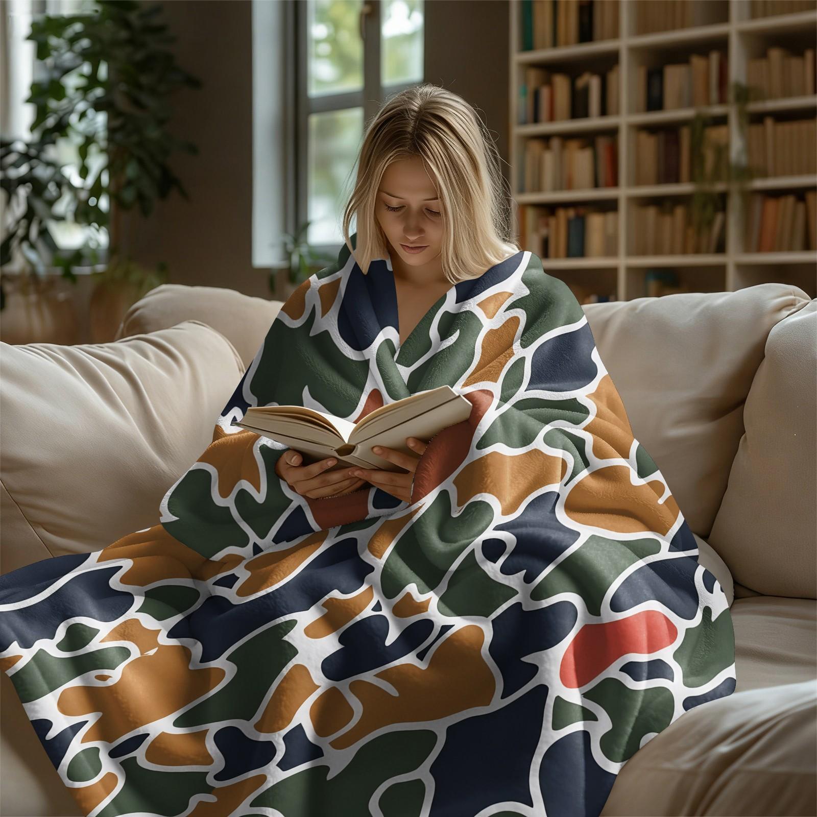 Multicolor Retro Camouflage Print Flannel Throw Blanket, Abstract Camo Pattern Blanket for Summer Air Conditioner Room, Lightweight Cozy Blanket for Bed Sofa Cover Office Nap Car Camping Travel