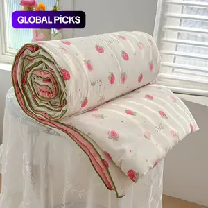 Strawberry pattern summer lightweight quilt, ultra-soft skin-friendly air conditioning quilt and summer cooling blanket, suitable for summer bedrooms, offices, beds, living roohome leisure use, Soft Lightweight Quilts