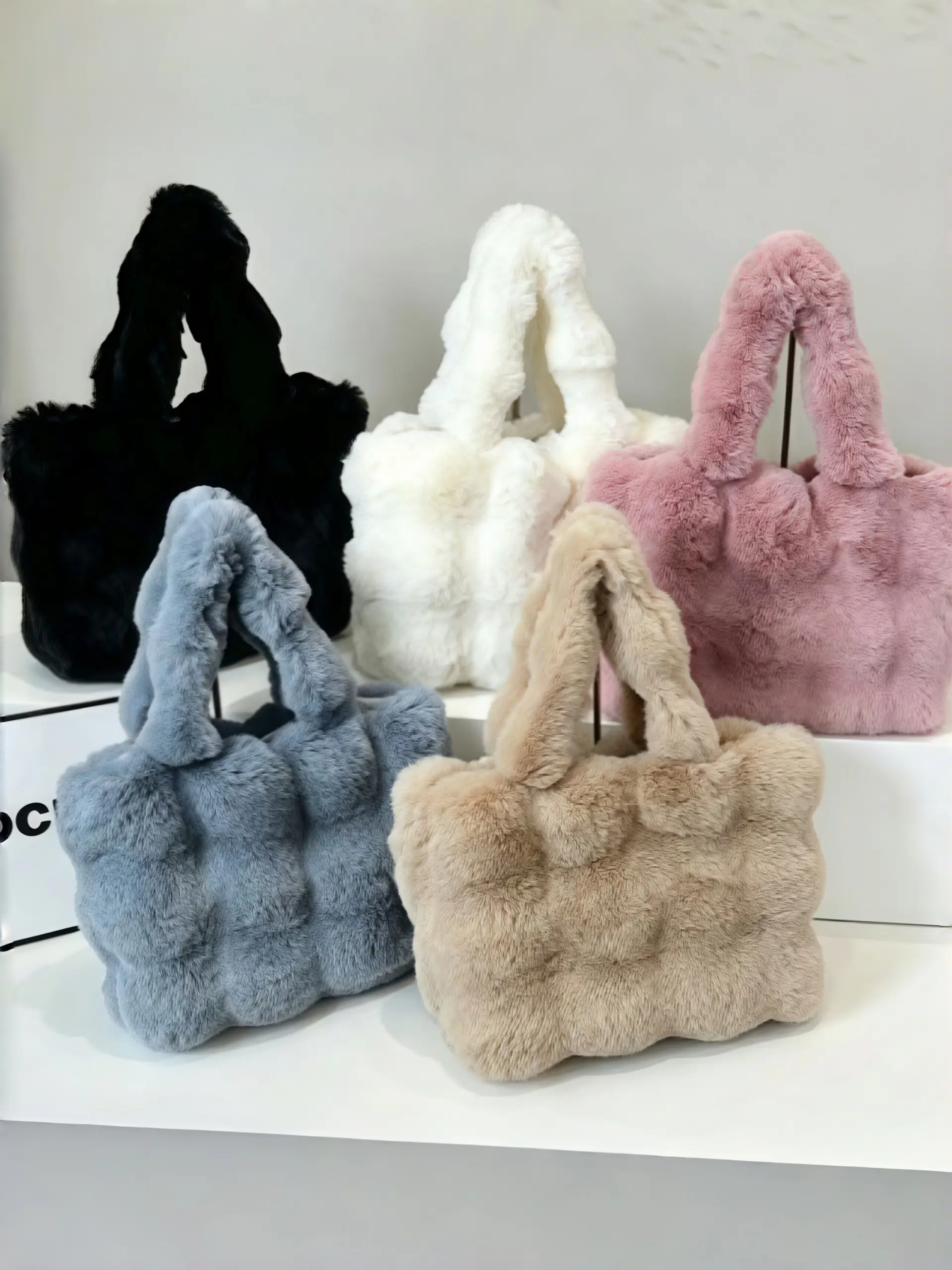 2026 Fall/Winter bubble grid faux fur tote bag, textured furry shoulder bag, large-capacity plush women’s bag