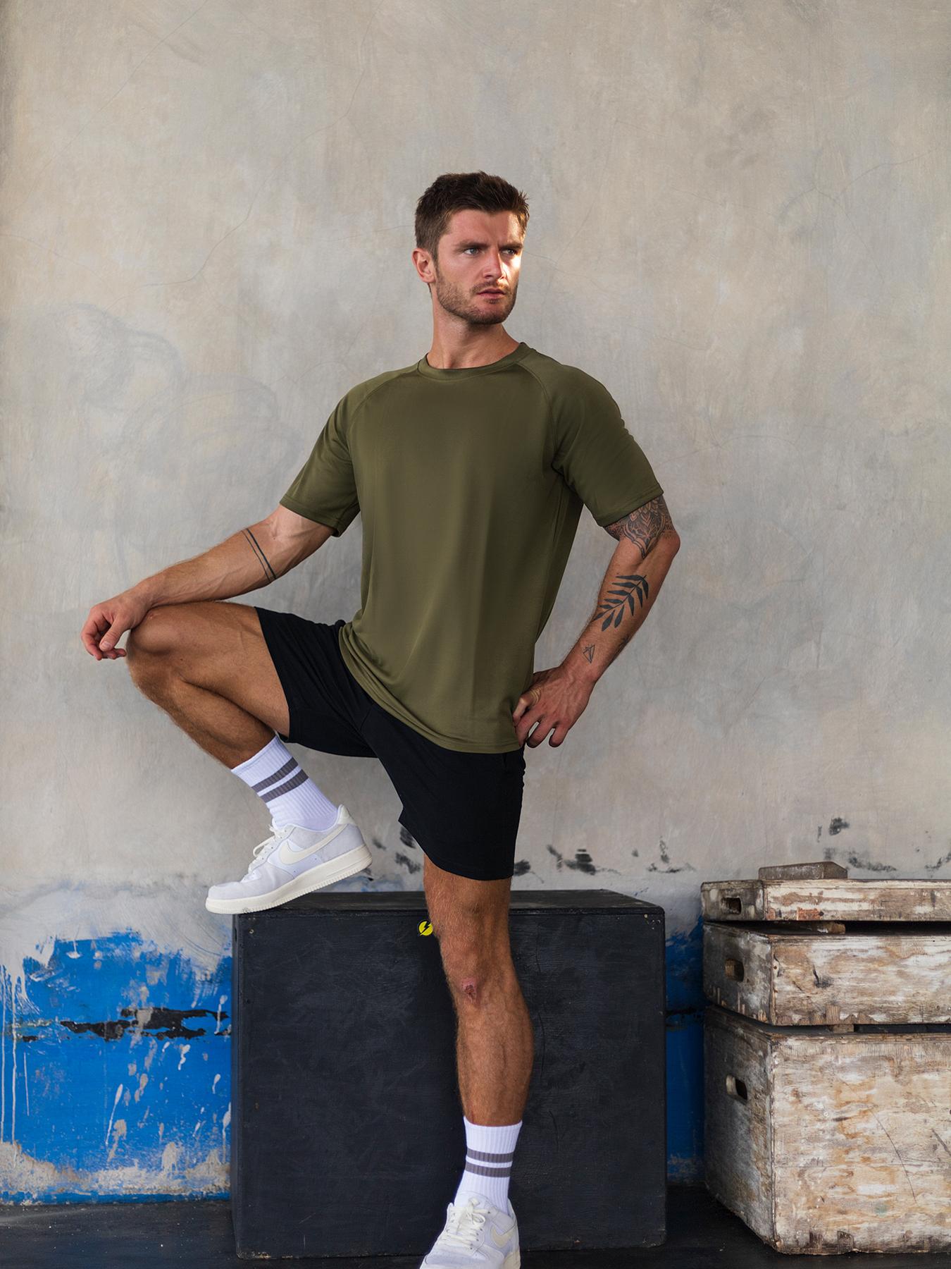 Men's Casual Sporty Solid Color Short Sleeve Round Neck T-Shirt, Sports Tee, Four-Way Stretch Moisture Wicking Polyester Fabric, Lightweight Breathable Design