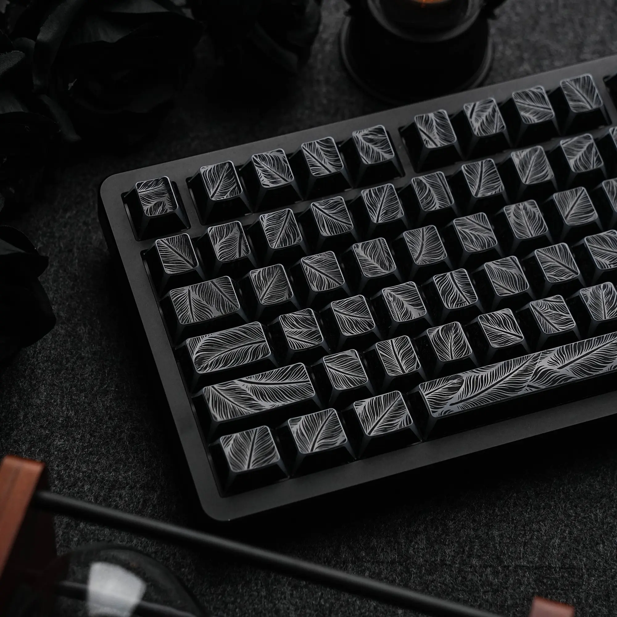 Feather Black Keycaps 136-Key Layout Original Height  Reflective Edges Transparent Dual Color Injection Molding for Mechanical Keyboard