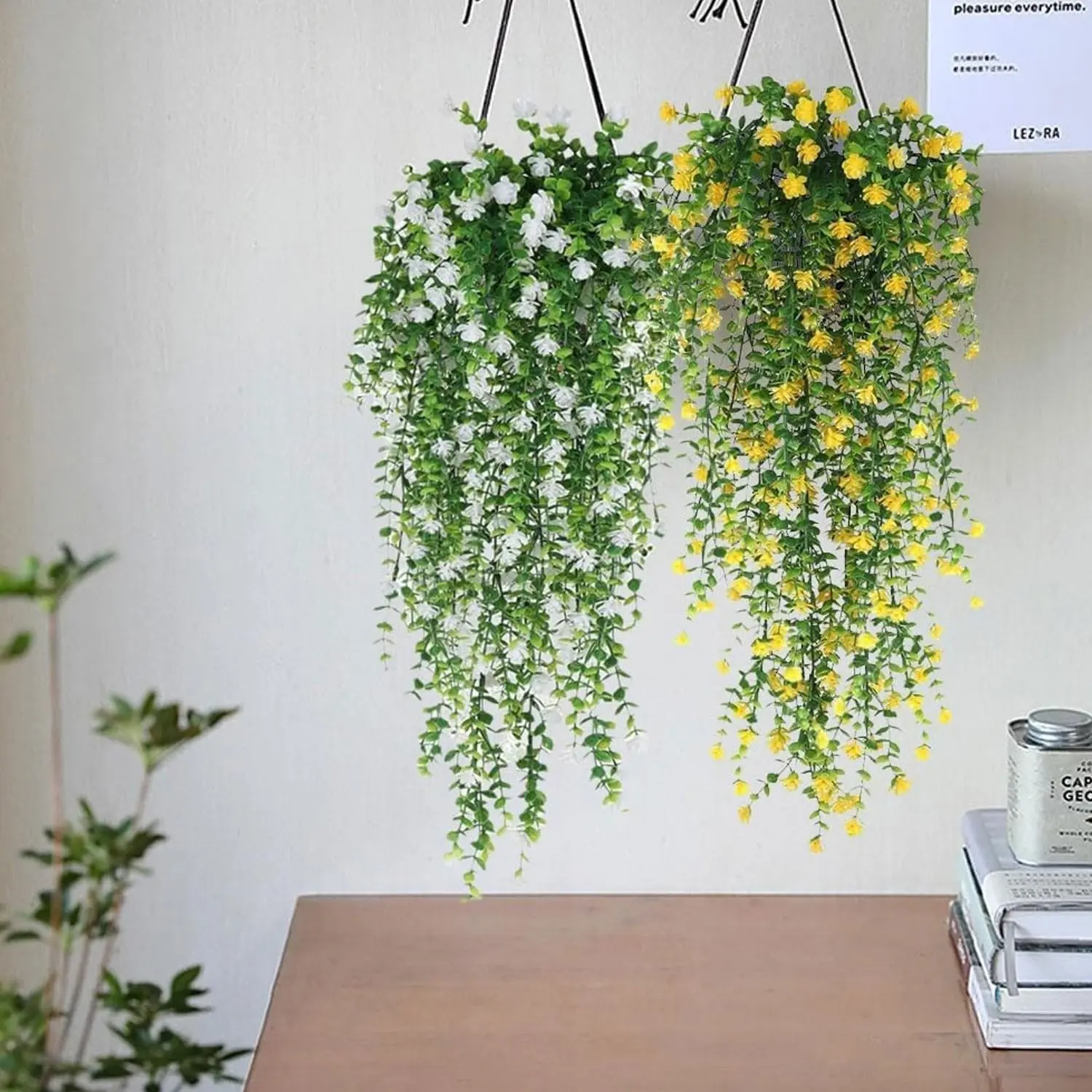 6 pieces of realistic hanging plants, with lush green leaves and bright yellow flowers. Made of plastic, resistant to UV rays, they won't fade easily when placed outdoors. They can be hung in both indoor and outdoor settings, and can be used for setting s