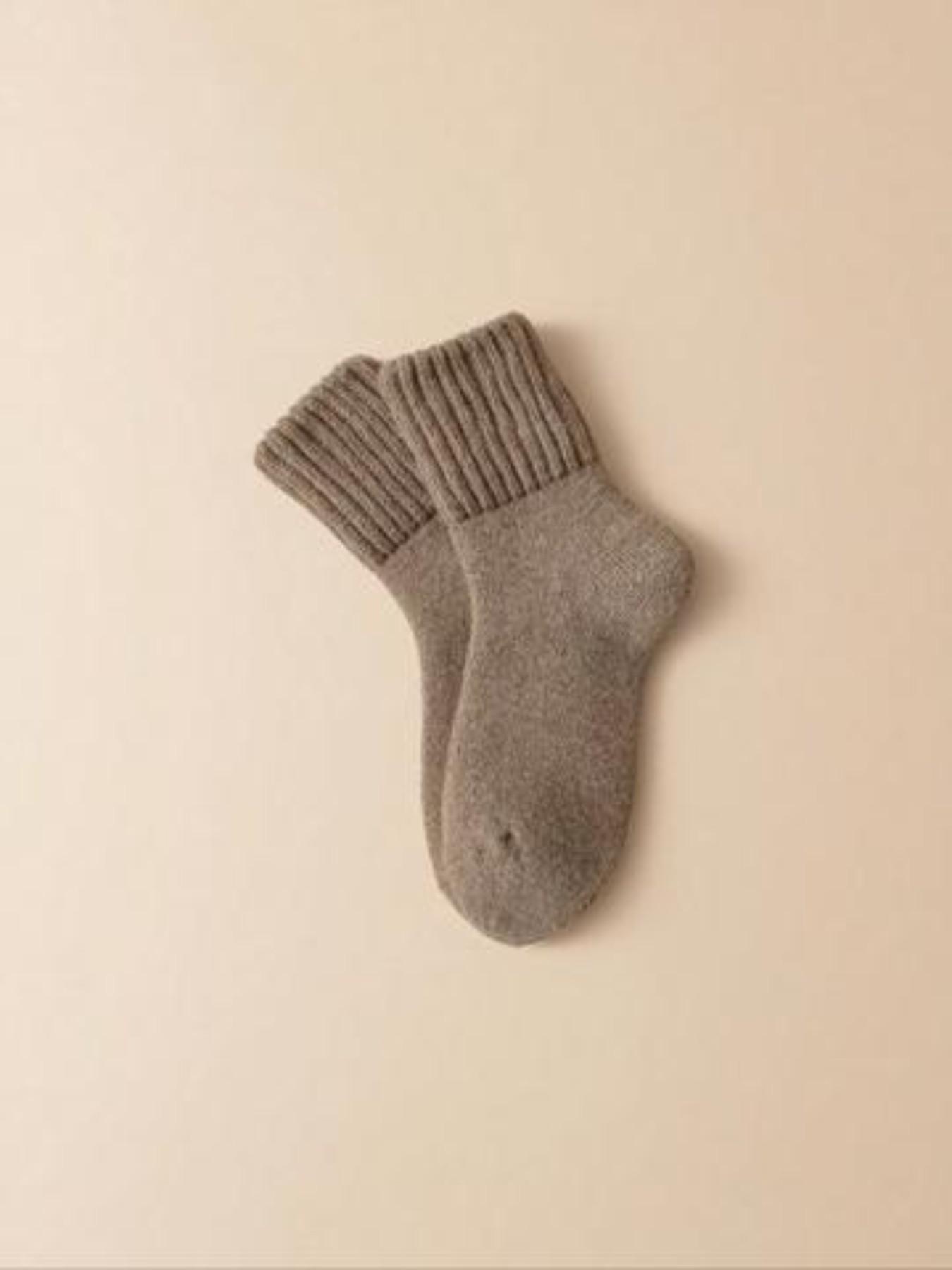 Women's Plain Mid-Calf Crew Socks, Warm Fuzzy Thickened Socks, Ideal for Sports and Fitness, Casual All-Season Slim-Fit Socks