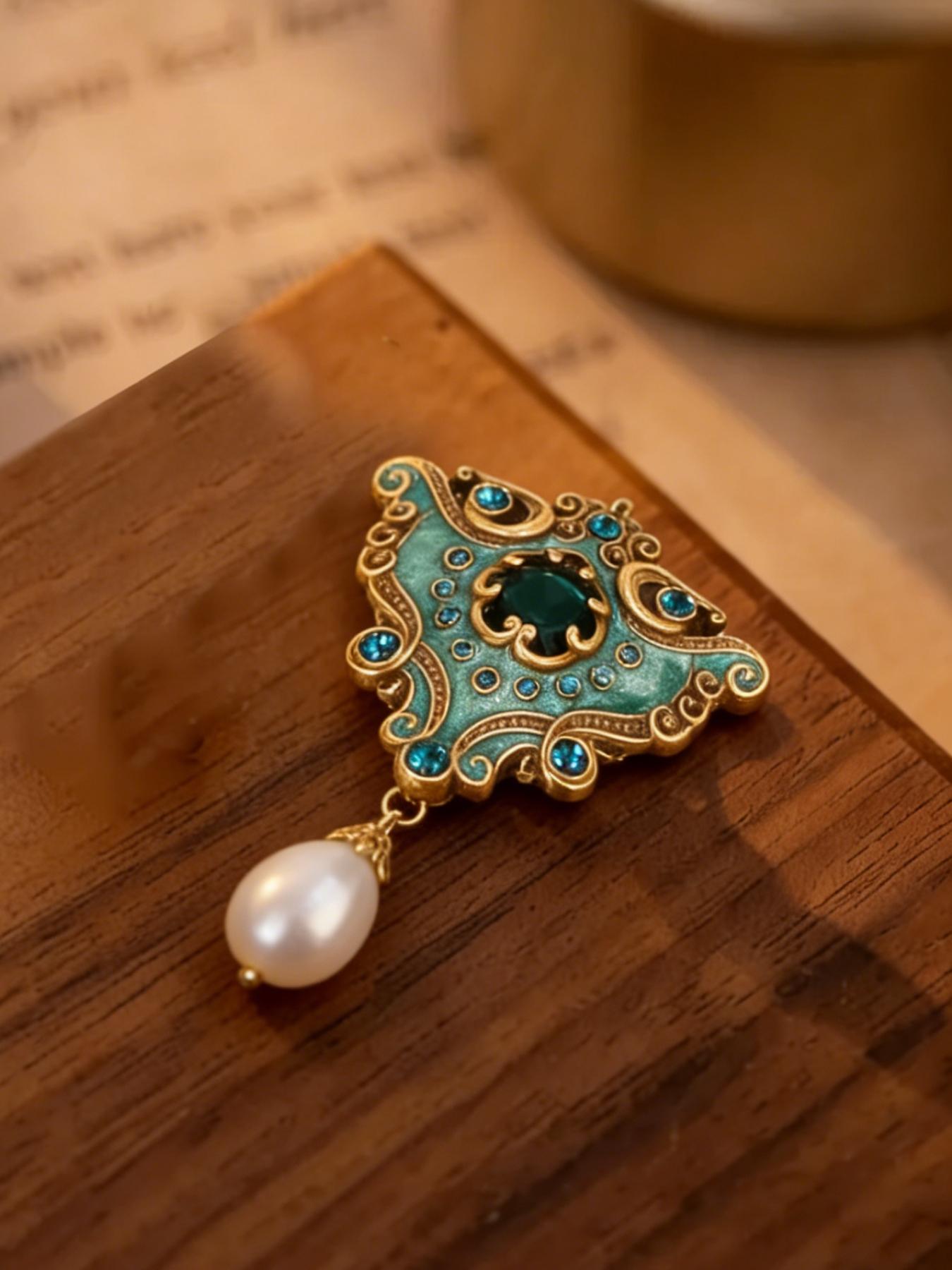 A stylish vintage brooch with royal elements, suitable for everyday wear, vacations, dates, and other occasions, and also a charming little gift.