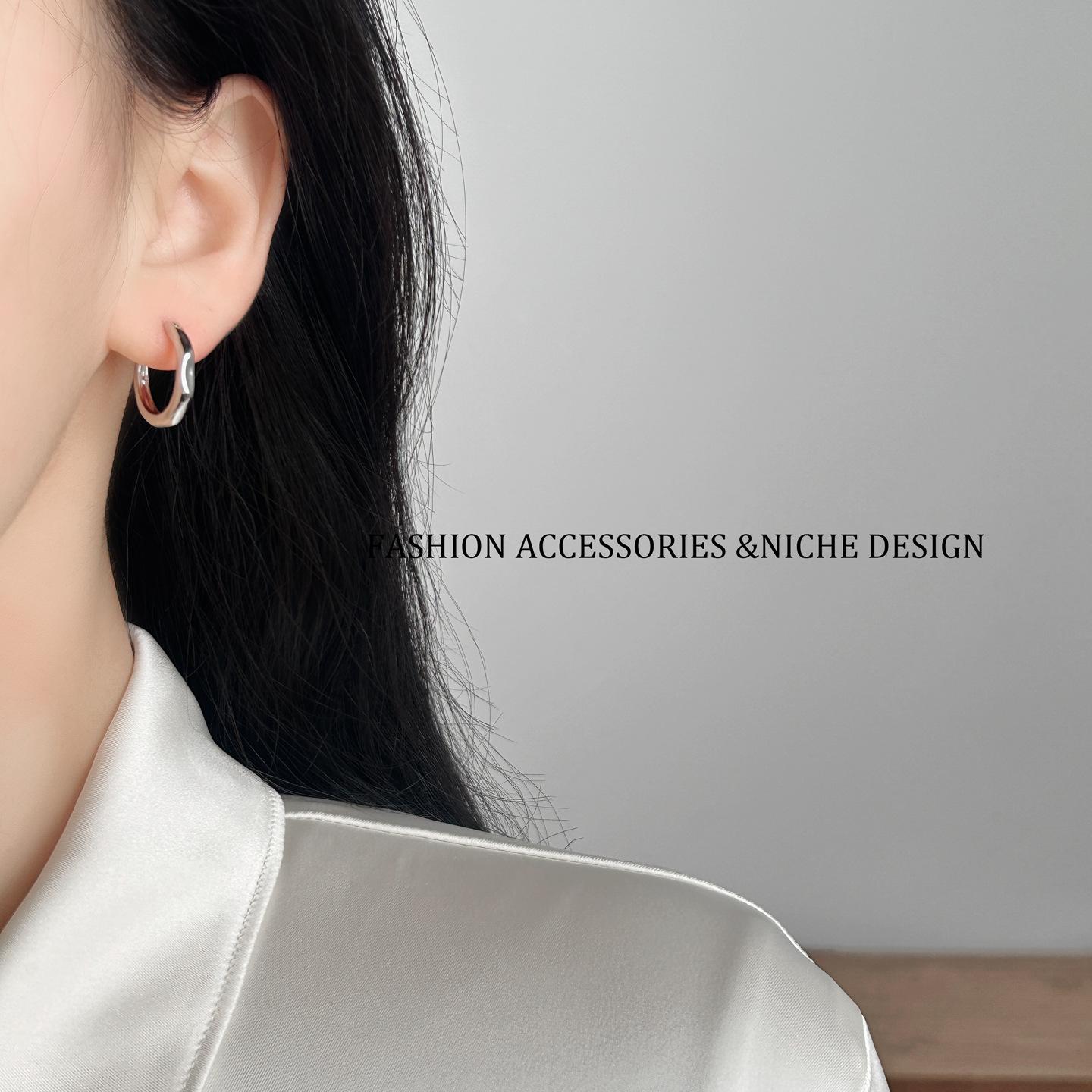 Gongliu Earrings: Niche French-style women's silver plain hoop earrings, stud earrings, designer earrings, gift