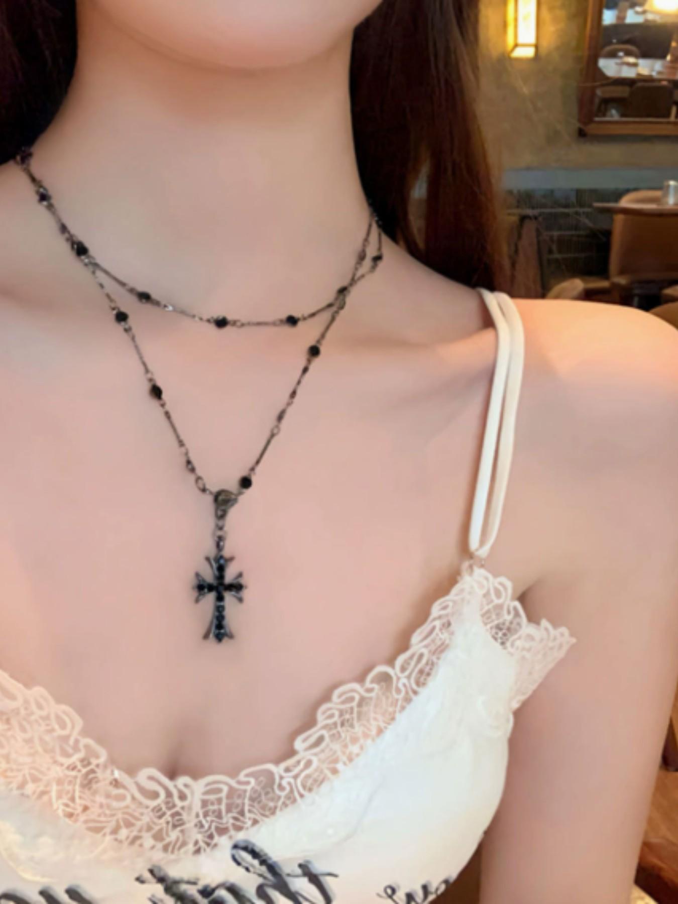 「Millennial Punk Cross Pendant Necklace for Women, Dark Gothic Style Choker, Retro Unique Sweet Cool Collar Chain, Versatile Wearable Jewelry」