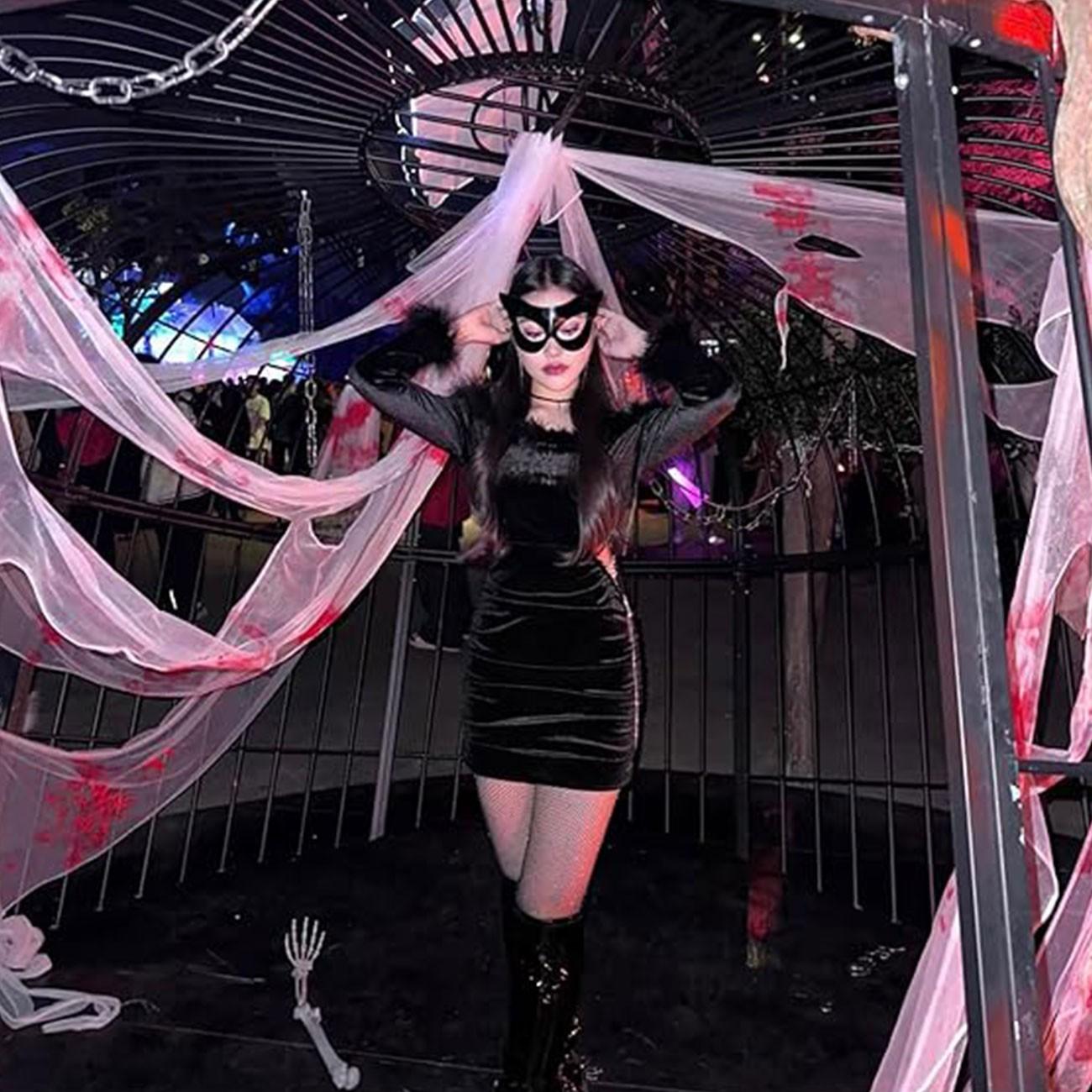 The cute cat lady mask decoration is suitable for wearing together with friends to attend party events, role-playing activities and themed gatherings. With it, you will become charming and alluring, captivating and full of seductive charm. (5-piece set)