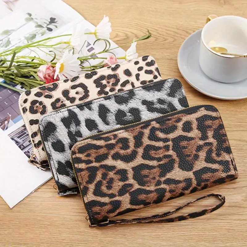 JSERYISGN Retro Leopard Print Wristlet Wallet Fashionable Versatile Long Clutch with Strap for Everyday Use
