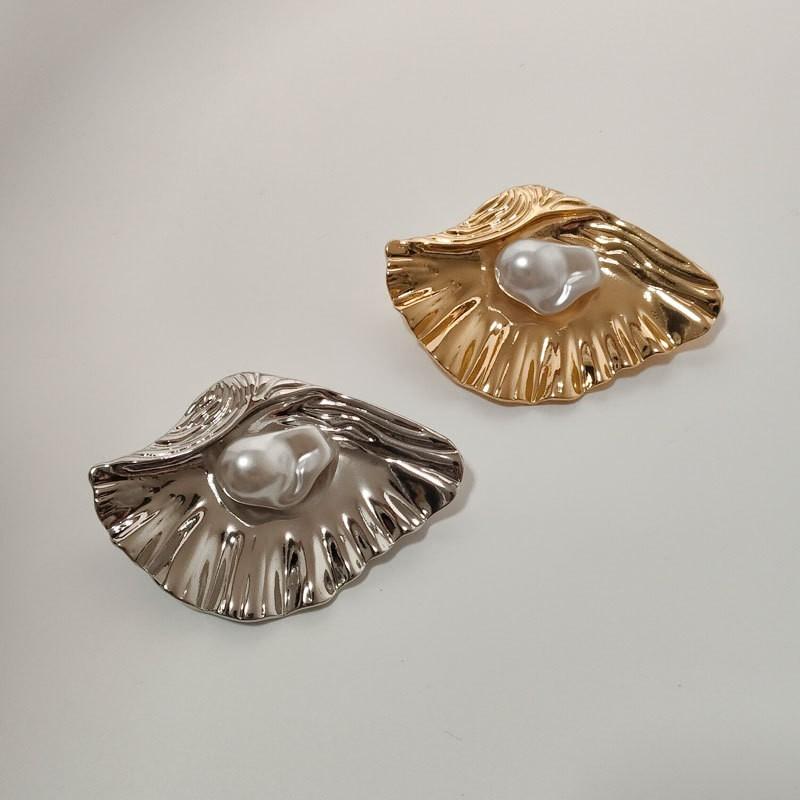 French Vintage High-End 3D Metal Shell Brooch, Unique Design Fashion Accessory, Jacket Flower Pin, Stylish Clothing Embellishment