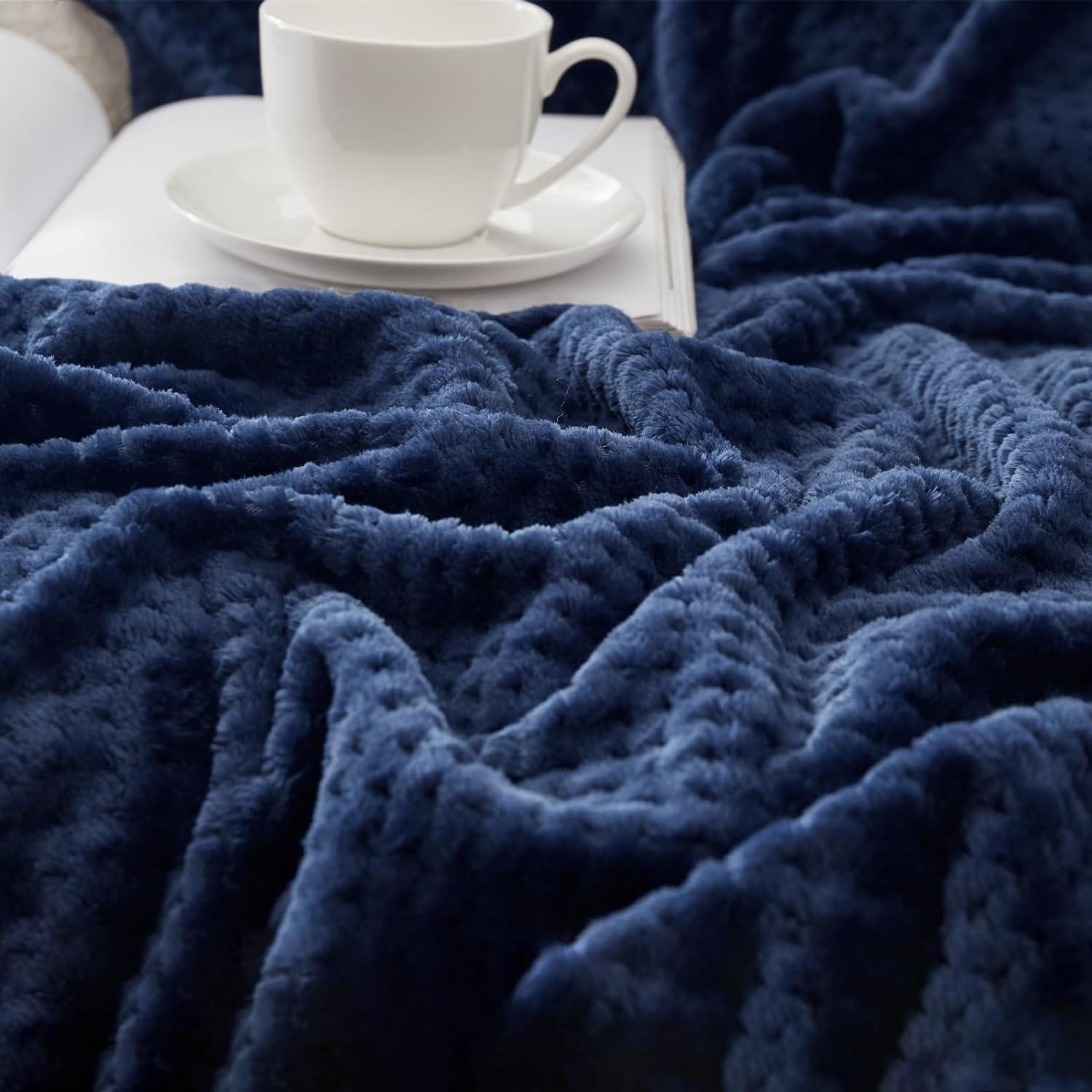 Fuzzy Fleece Throw Blanket for Couch， Fluffy Warm Soft Jacquard Blankets for All Season，Soft Luxurious for Bed, Soft Fleece Throws for Sofa Chair，Cozy Warm Lightweight All Season Blanket Throw