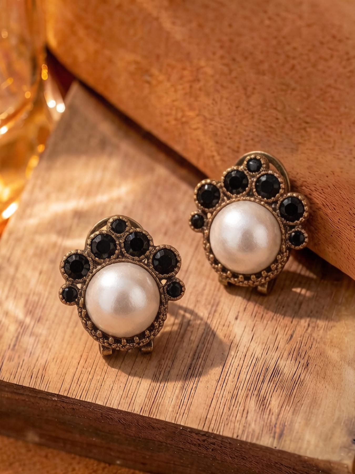 1 pair of retro and elegant pearl studded diamond earrings, suitable for daily commuting, vacation and dating, and also a surprising and exquisite small gift.
