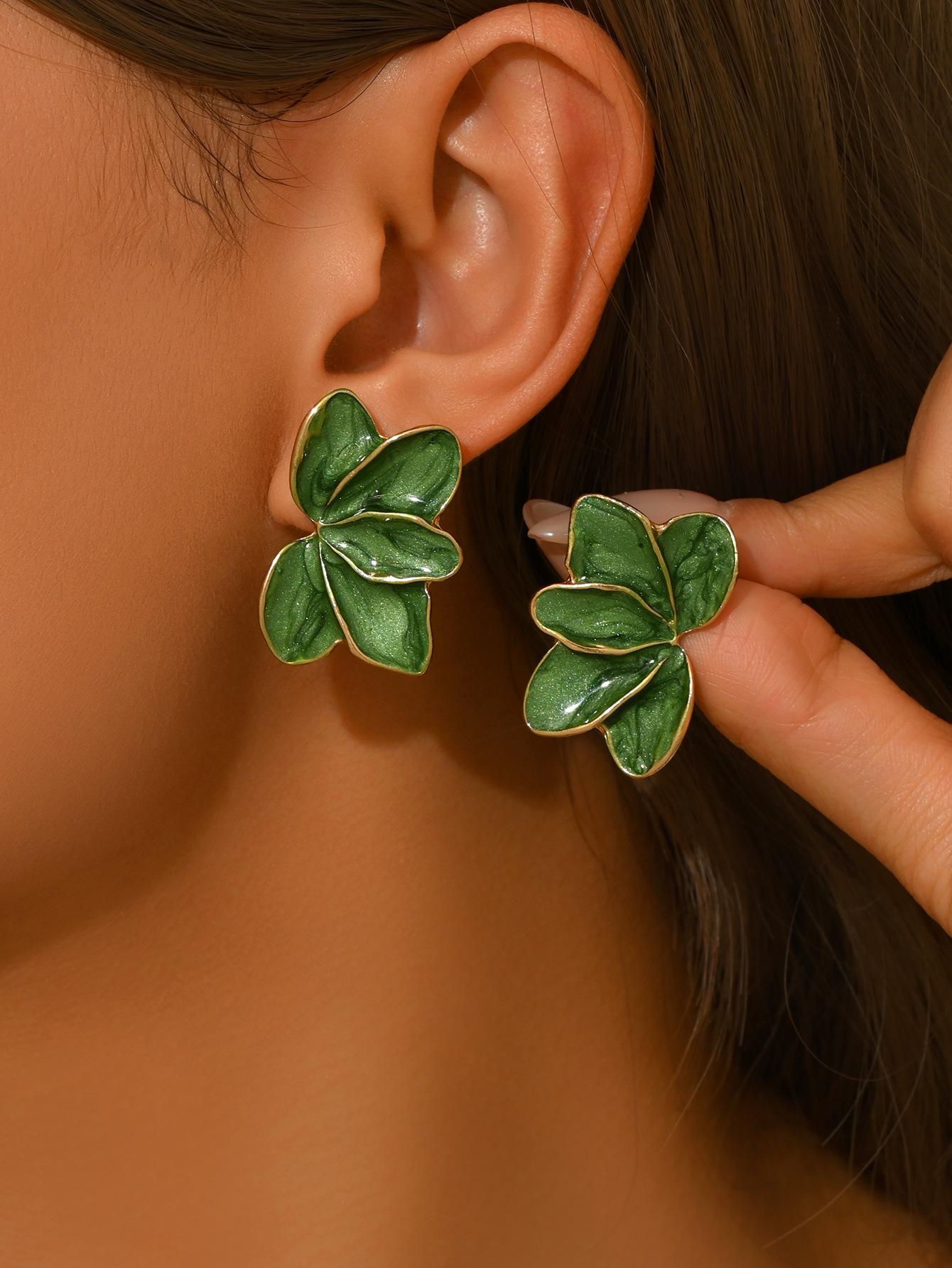 Country-style, fresh and sweet, colorful flower petal stud earrings, elegant dopamine-shaped flower drop earrings, leaf-shaped earrings