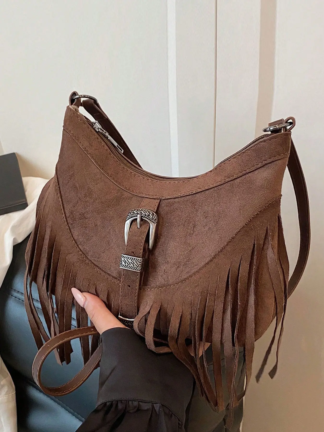 Niche retro tassel design shoulder bag  versatile,  effortlessly stylish everyday accessory perfect for commuting work, available in multiple trendy colors, it's ideal for shopping, dates, and travel. Fashionable Crossbody Bag