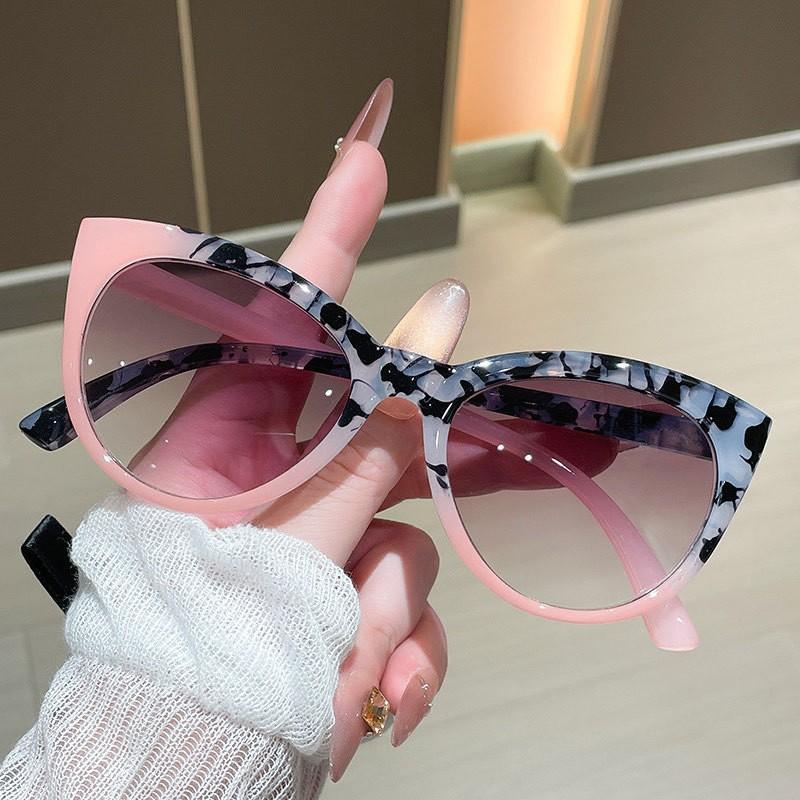 Two-In-One Fashion Cat Eye Reading Glasses, Anti-Glare UV Protection, Lightweight Tortoiseshell Gradient, Designed for Seniors