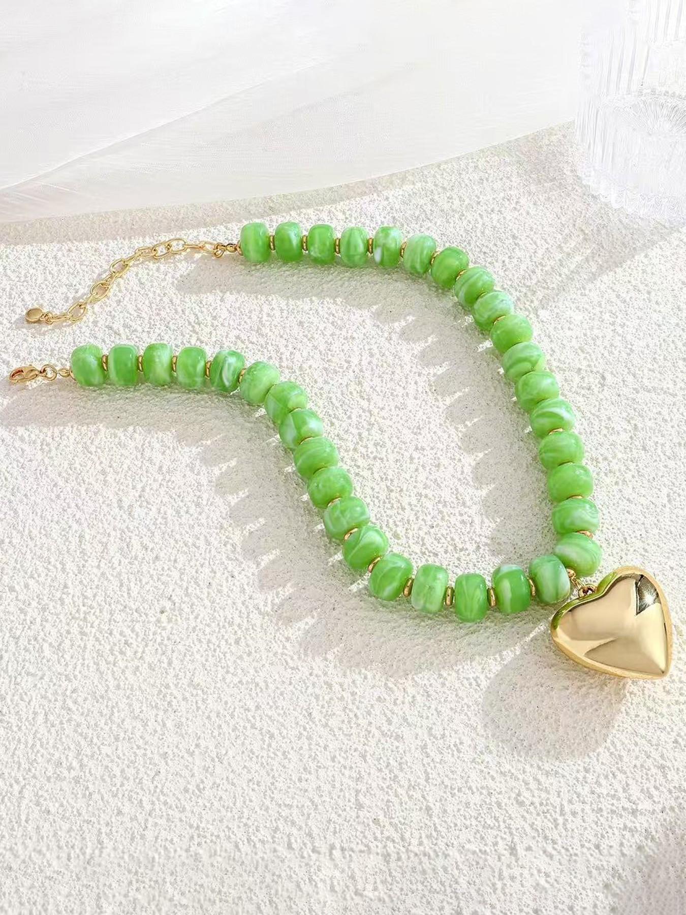 Gold Heart Pendant Necklaces for Women Colorful Acrylic Resin Beaded Choker Necklace Fashion Chunky Statement Beaded Heart Necklace