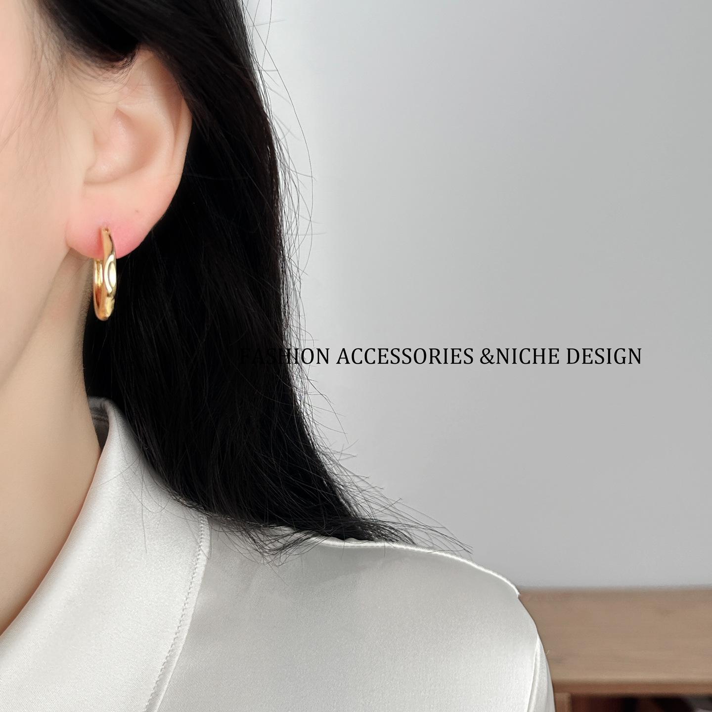 Gongliu Earrings: Niche French-style women's silver plain hoop earrings, stud earrings, designer earrings, gift