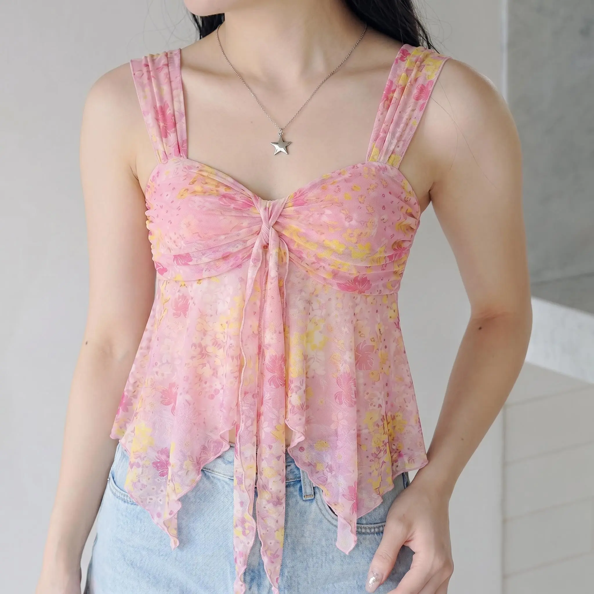 Women's Floral Asymmetric Hem Sleeveless Shirt, Asymmetrical Shirts, Cute Feminine Asymmetrical Floral Top for Summer and Autumn, All Seasons Blouse, Ladies' Fashion Upper Garment, Stylish Women's Clothing, Womenswear