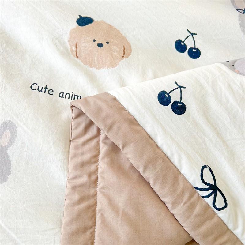1 piece summer thin quilt with bear pattern, a soft and breathable quilt specially made for air conditioners. This summer cooling quilt is skin-friendly, soft, lightweight, suitable for spring and summer, breathable, thin and light, can be machine washed.