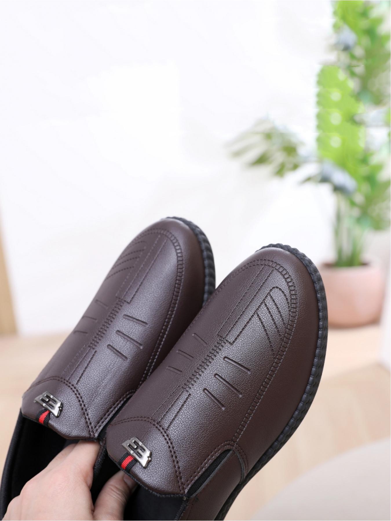 Men's casual shoes, with a texture of lychee texture on the upper, are fashionable and durable. The red and black striped details are embellished, and the thick and tough sole is a powerful tool for daily commuting and casual wear