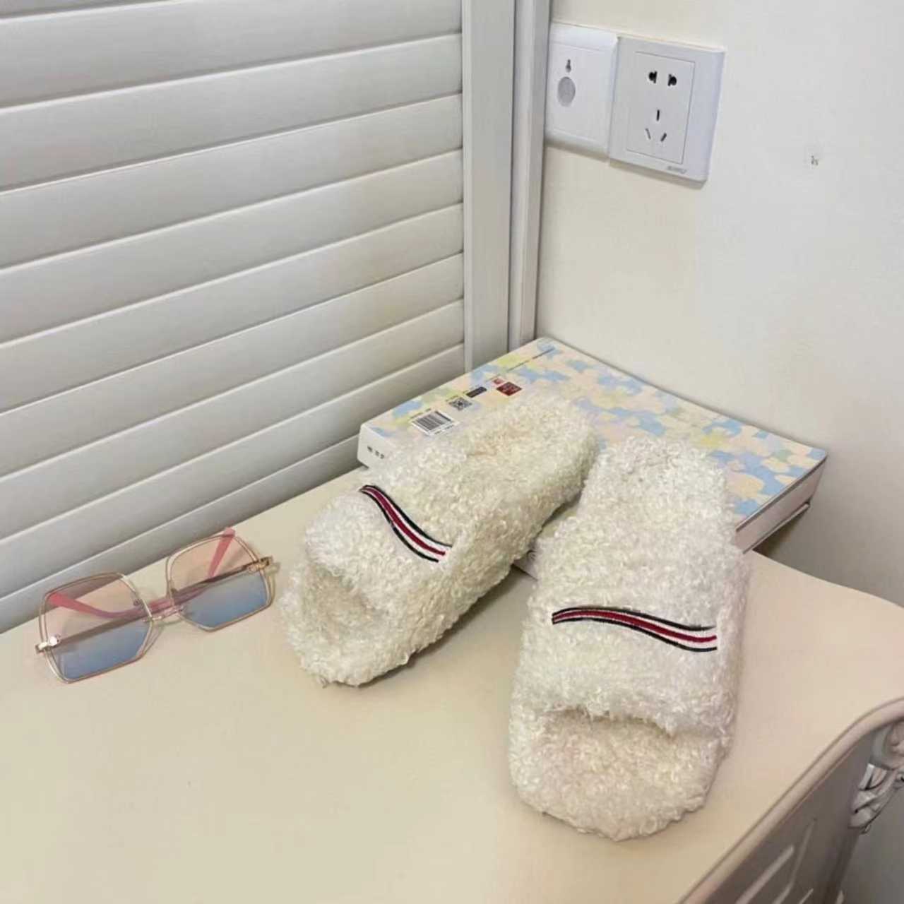 Men Women Winter Faux Fur Slippers Warm Letters Fluffy Indoor Outdoor Slide Sandals Comfortable Fuzzy Flip Flop Slipper 2025 New