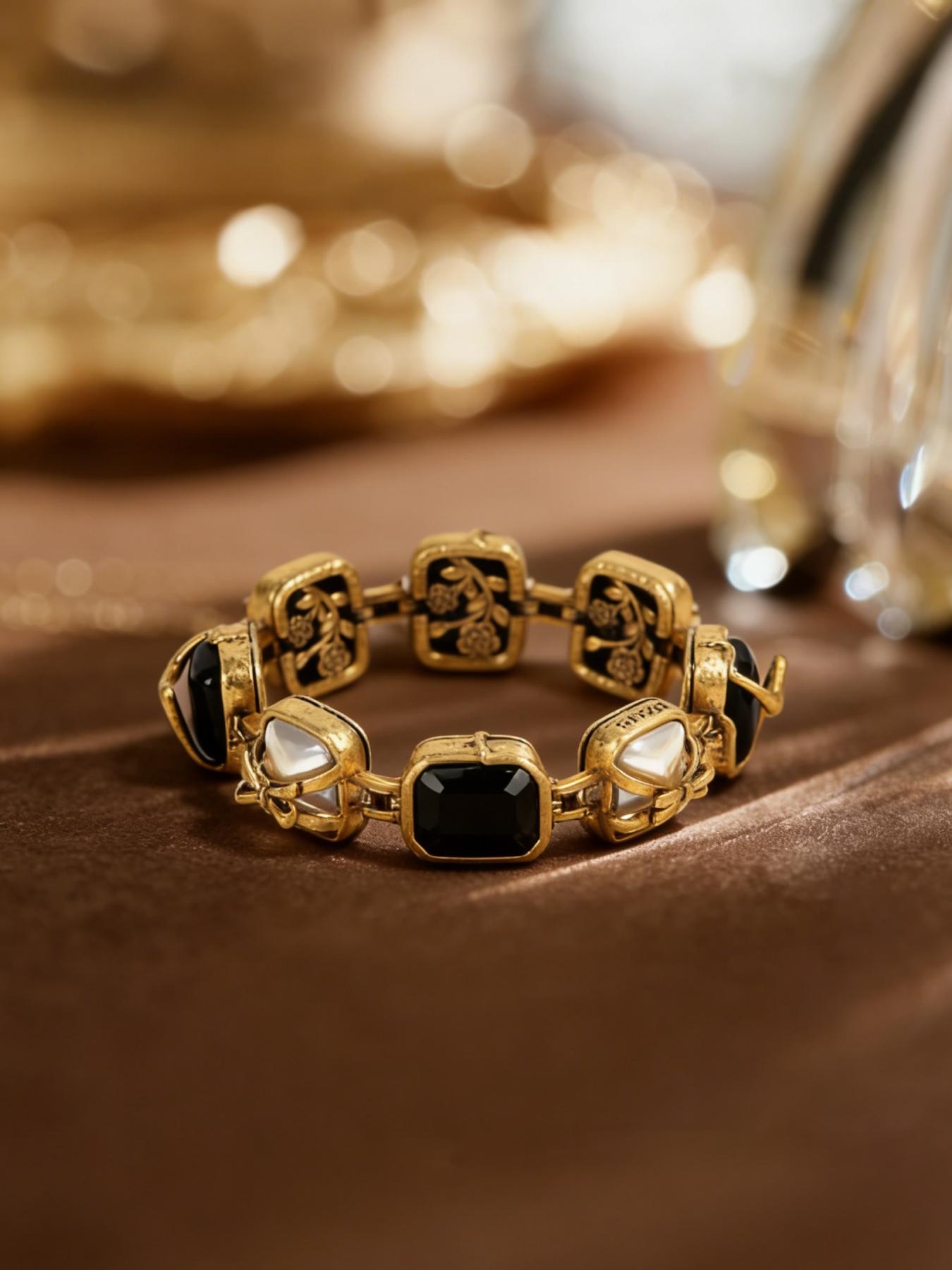 1 fashionable and elegant Baroque diamond encrusted bracelet, suitable for daily commuting, vacation and dating, and also a surprising and exquisite small gift.