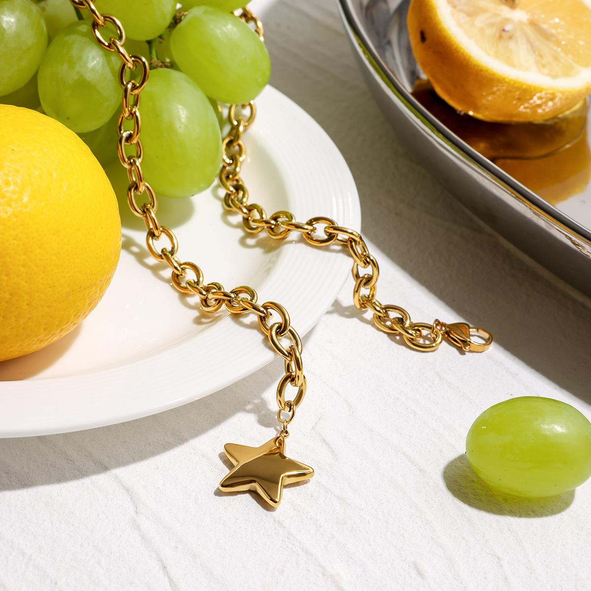 Stainless steel necklace - luxurious and exclusive, small-sized, five-pointed star titanium steel, non-fading, 18K gold jewelry, elegant and sophisticated for women.
