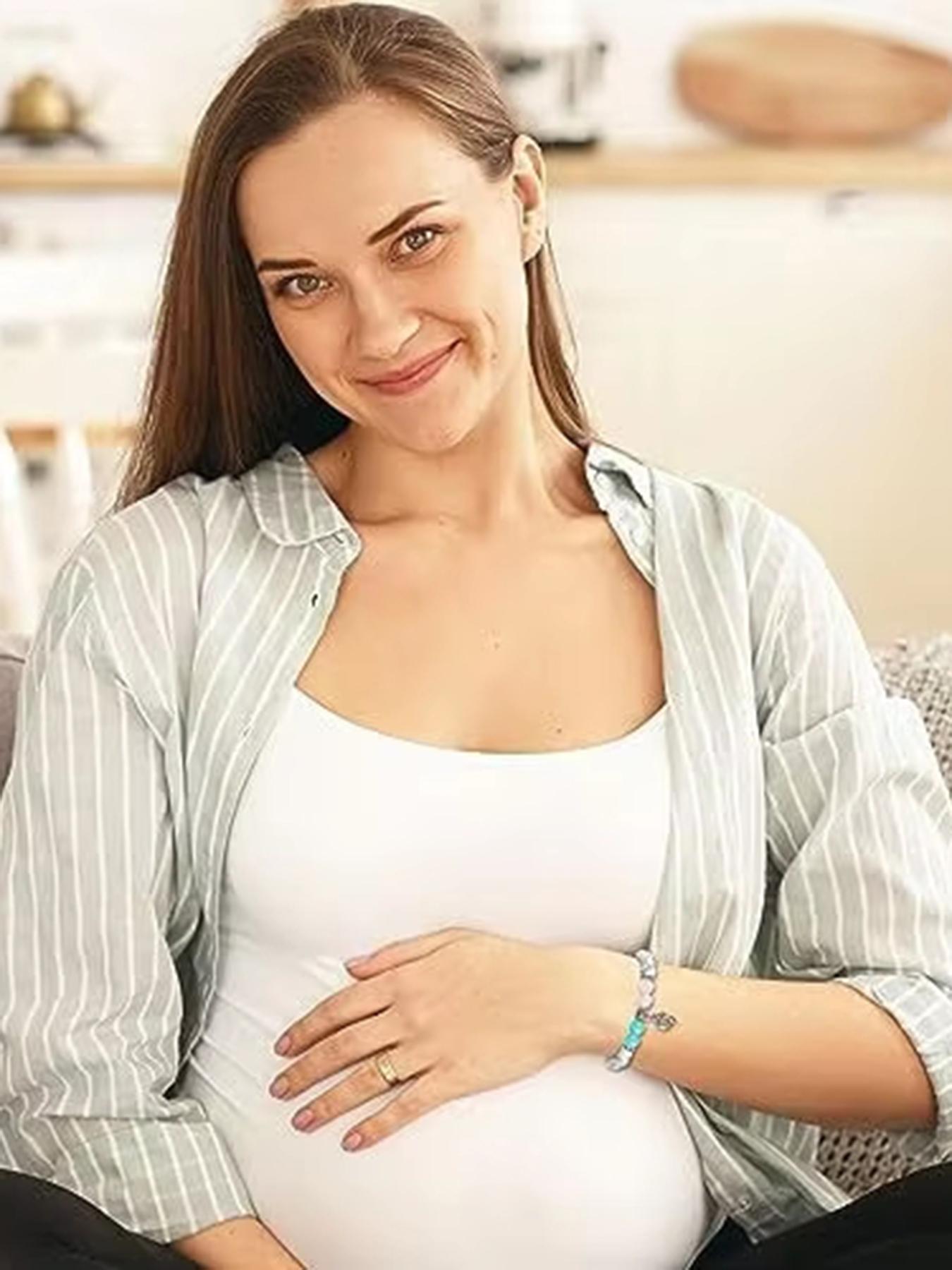 White turquoise footprint pendant bracelet - Mother's Day gift, pregnancy gift, gift for pregnant women, gift for new mothers, beaded bracelet for new mothers