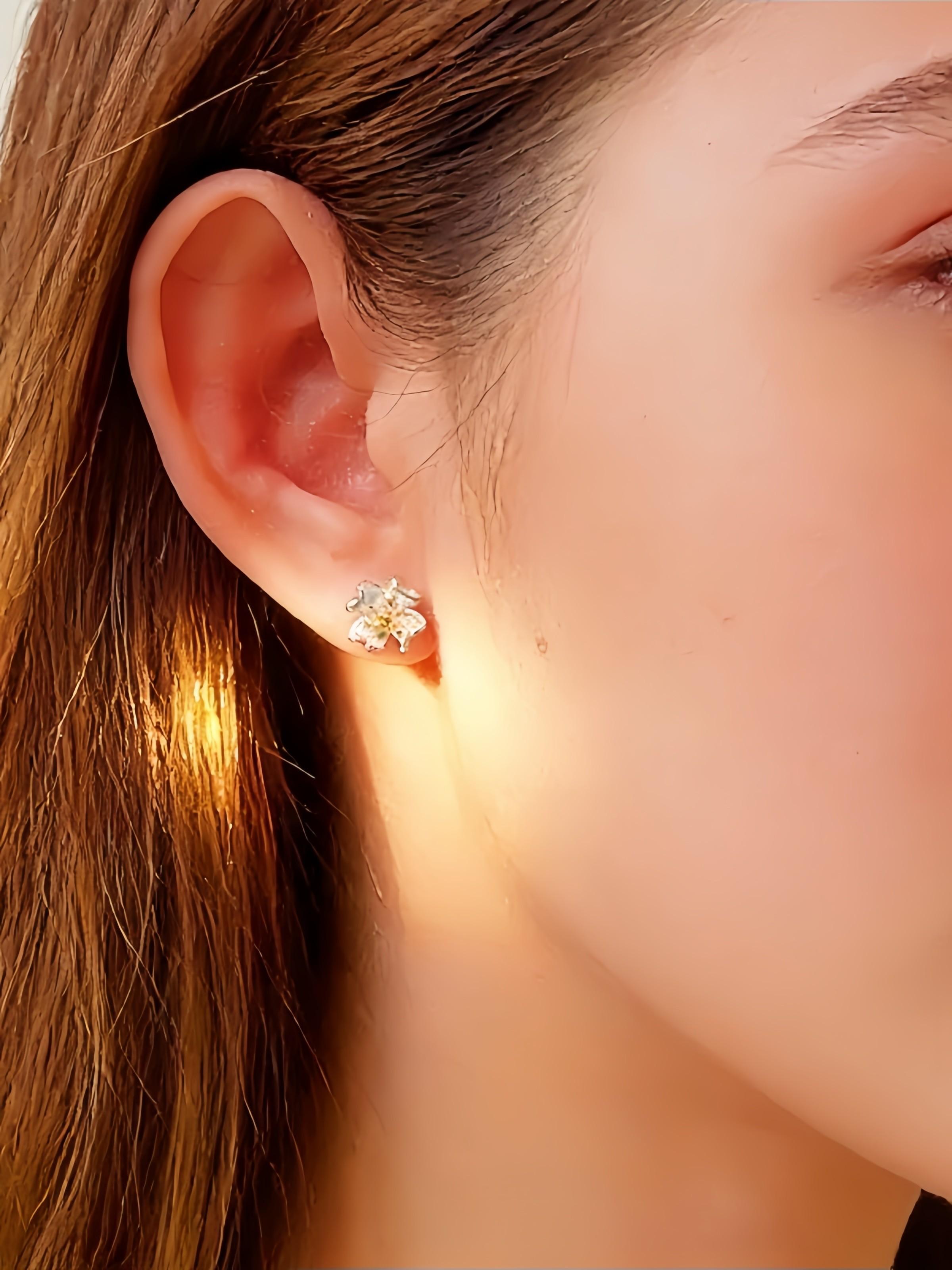 1 pair of fashionable and luxurious delicate four leaf clover earrings, ladies' sweet and fresh flower earrings, suitable for daily party wear