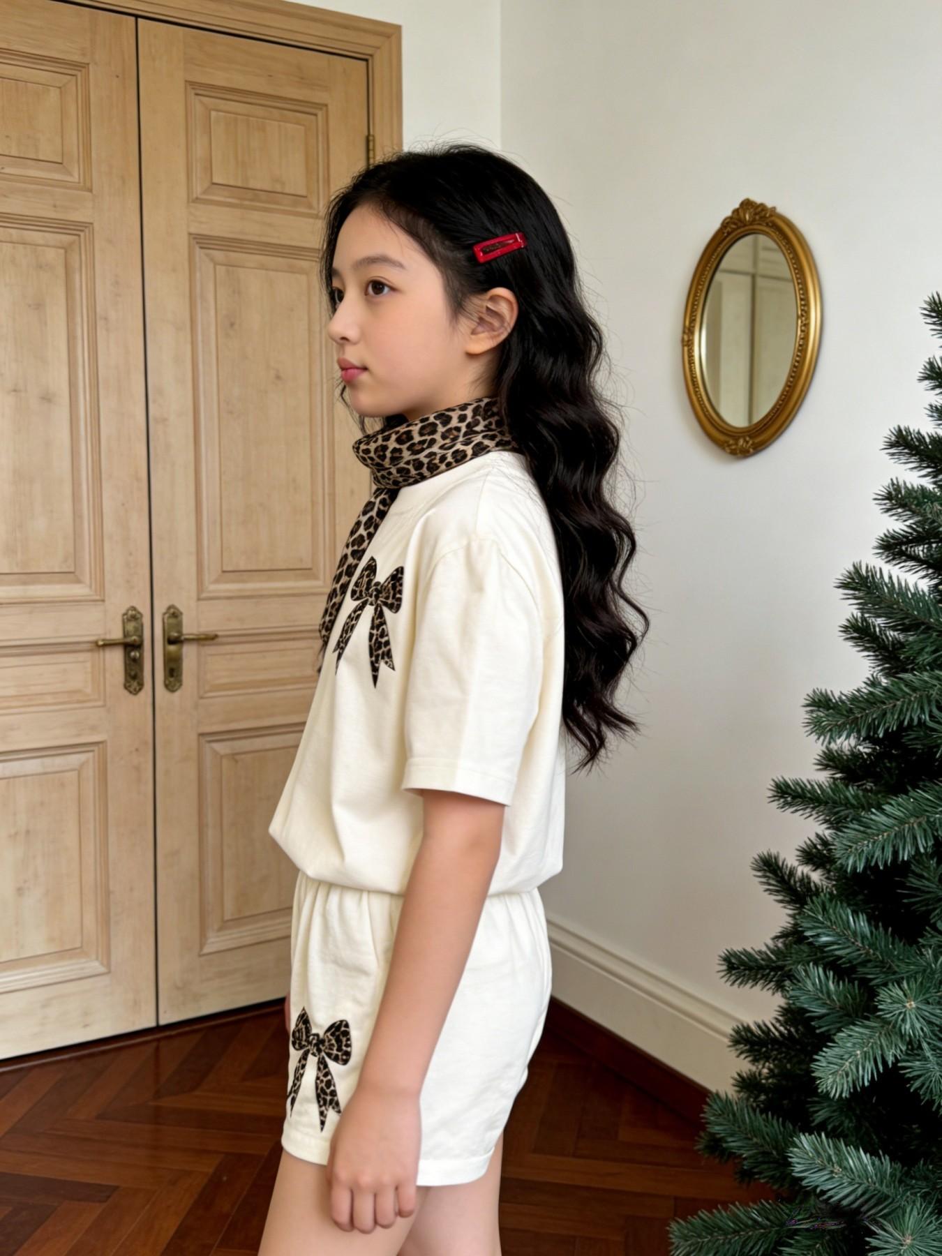 Girls' Summer School-Style Set: Comfortable Short-Sleeve T-Shirt and Shorts Two-Piece Set for School; Girls' Activewear with Printed Design; Girls' Round-Neck Short-Sleeve T-Shirt—Casual and Fashionable Summer Clothing for Kids