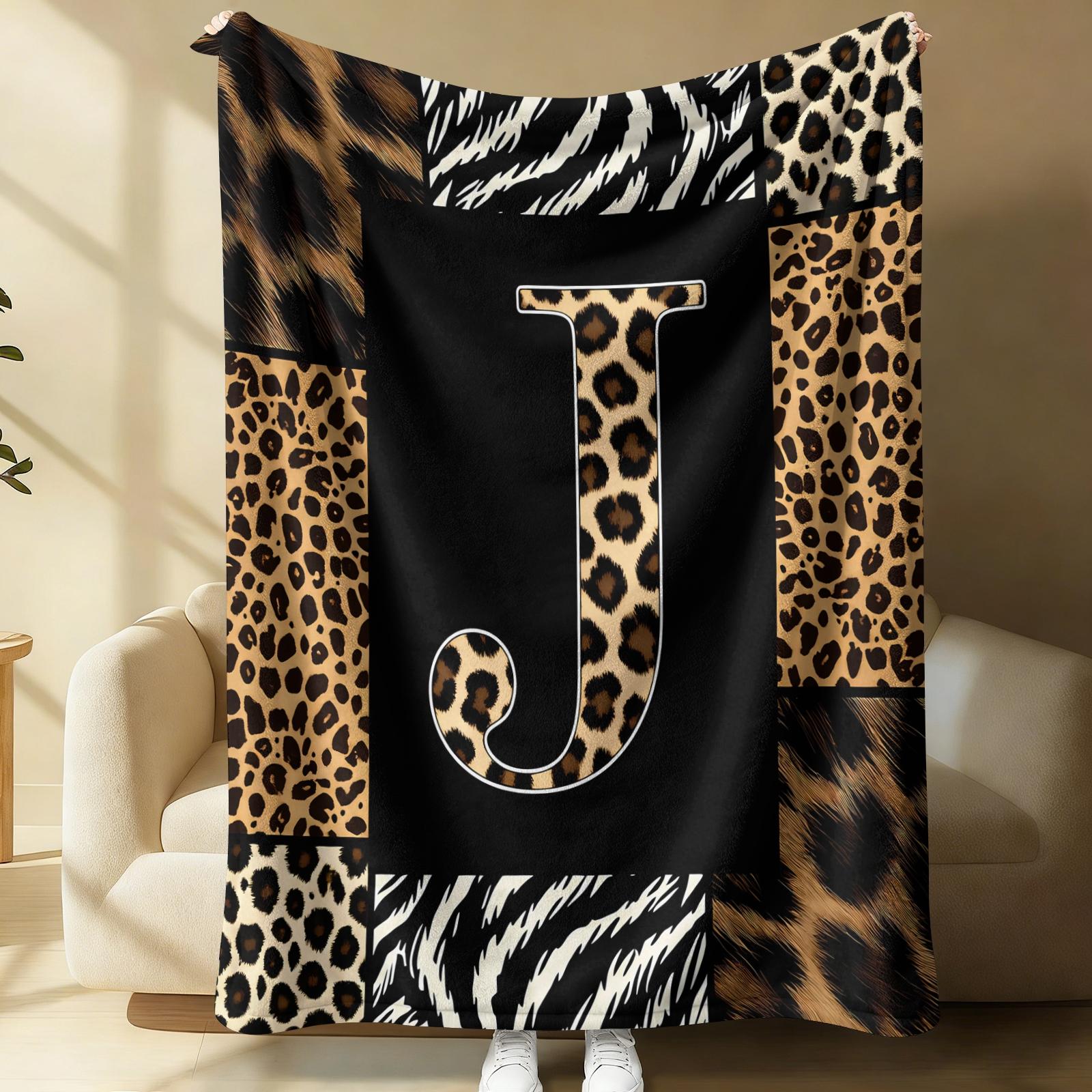 26 Letters Leopard Print Flannel Blanket, Soft & Comfortable, Warm & Breathable, Perfect for Couch Bed Recliner, Stylish Alphabet Printed Flannel Throw, Suitable for Bedroom Living Room Dorm, All-Season Cozy Gift Blanket