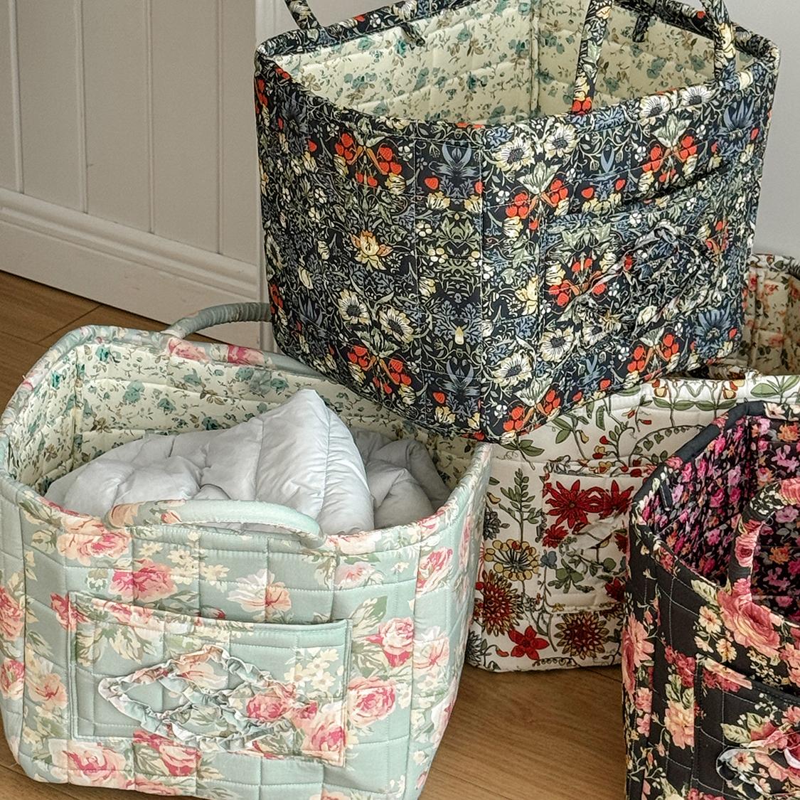 Large Flower Series Retro Floral Quilted Storage Basket, Foldable Fabric Handheld Basket, Home Organizer for Clothes and Toys, Space-Saving Spliced Retro Floral Storage Bin, Foldable Organizer for Storing Clothes, Towels, Toys, Travel and Picnic Supplies