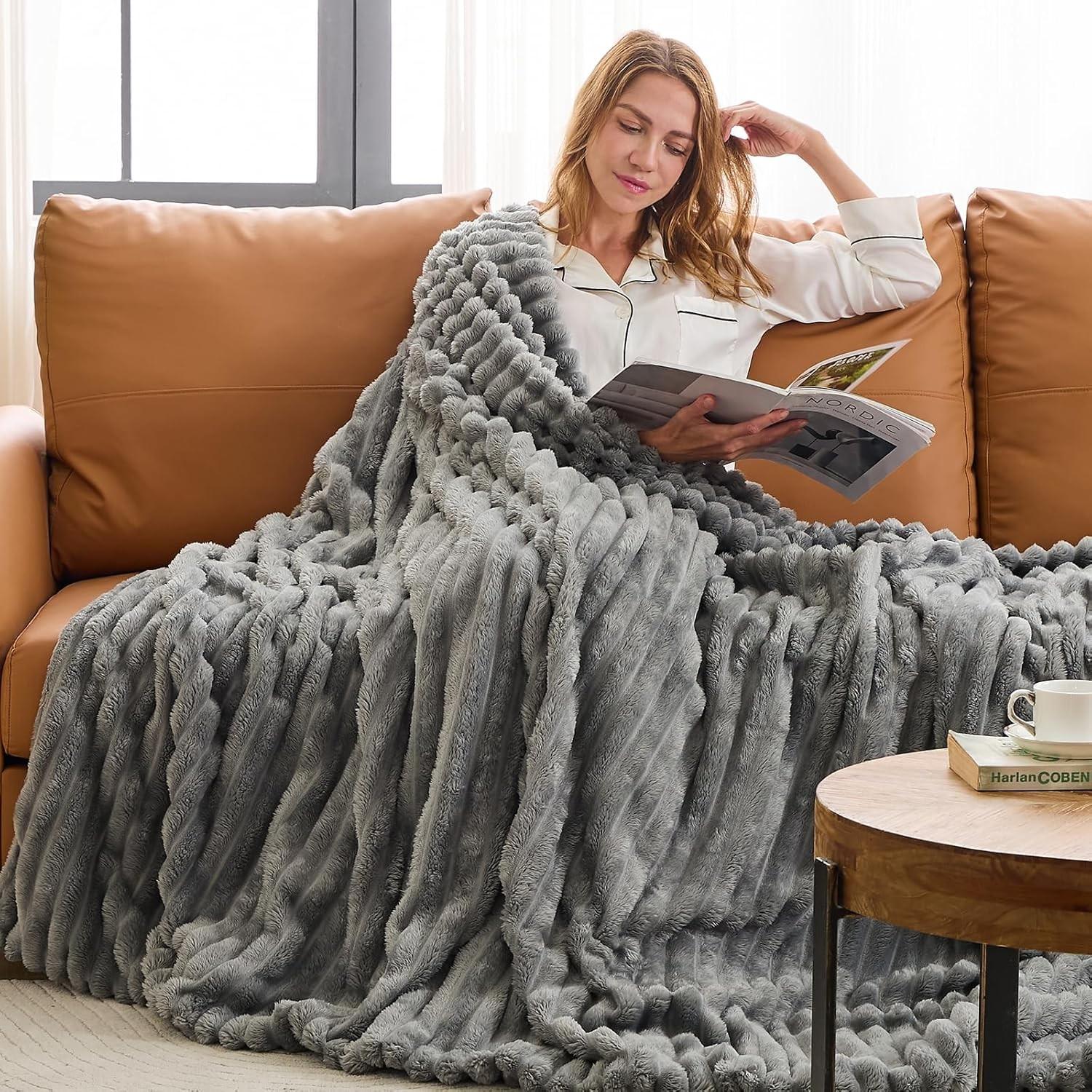 Soft Flannel Sofa Blanket, Comfortable Plush Striped Sofa Bed Cover, Lightweight Decorative Ribbed Rug, Ideal for Men and Women