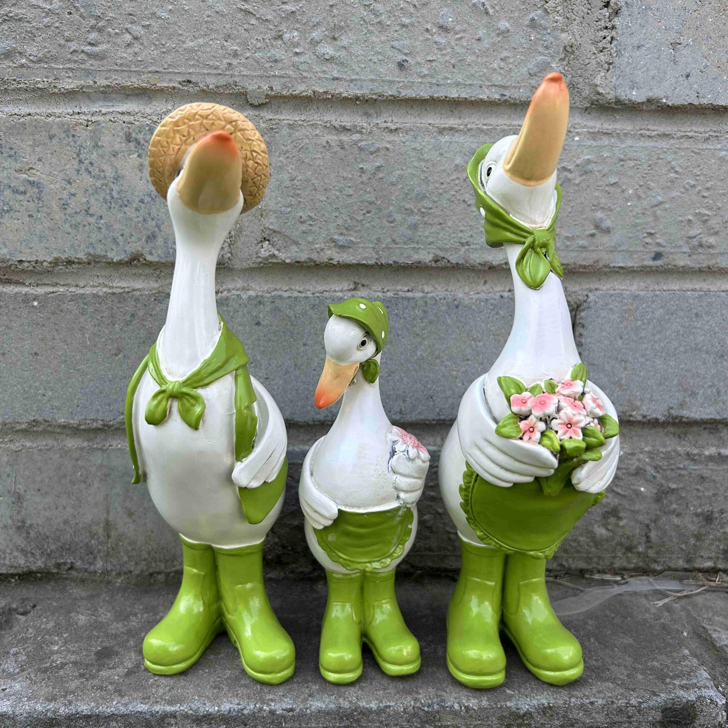 3-Piece Family Cartoon Duck Garden Decor Set, Resin Farmhouse Style, Outdoor Yard Art Craft, Cute Duck Figurines for Home Decoration