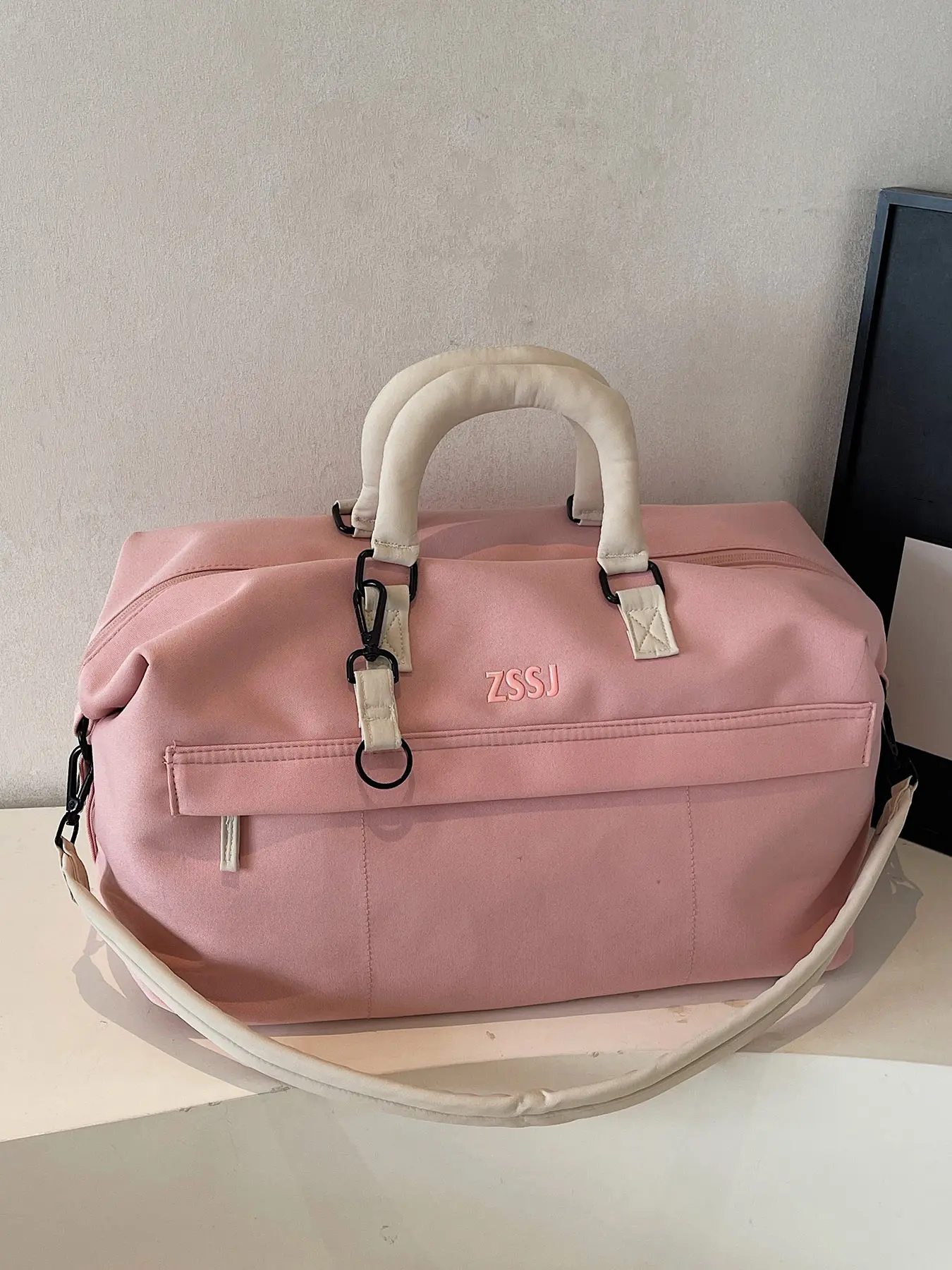 Cylindrical tote bag, Casual crossbody bag, a large capacity storage bag suitable for short trips, can be worn as a fitness bag cross body, durable and lightweight sports training and travel bag with multiple compartments for easy organization