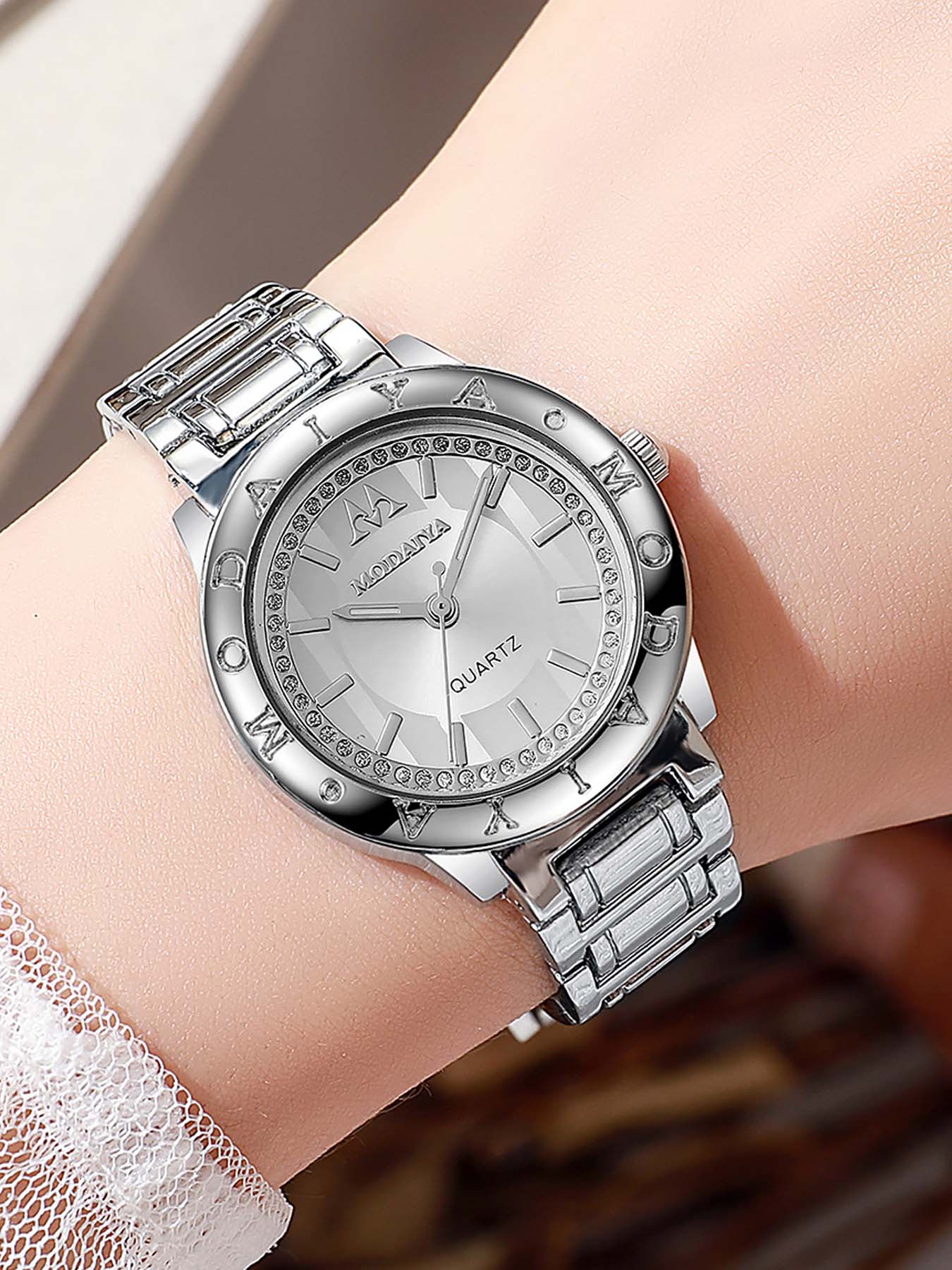 6-piece set of trendy fashion letter circle watch frames, luxury ladies' quartz wristwatch set