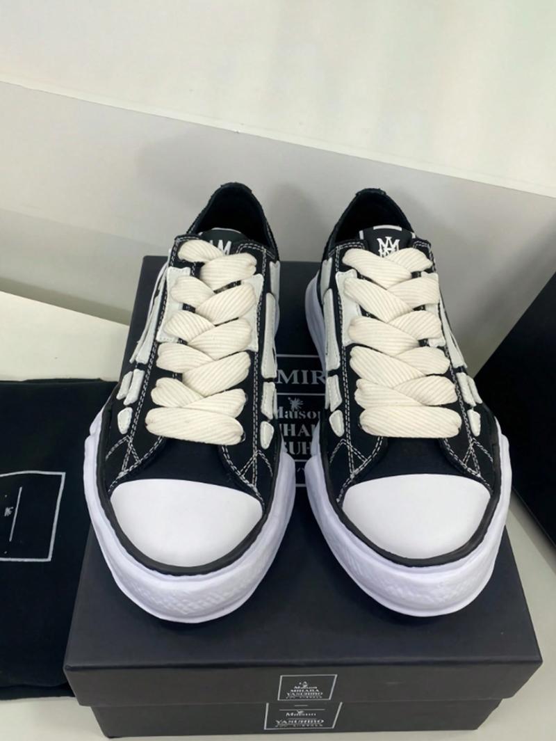Unisex skate shoes, canvas slip-ons with wrapped soles, stylish low-top sneakers, trendy and comfortable versatile footwear for both men and women, outdoor athletic shoes.