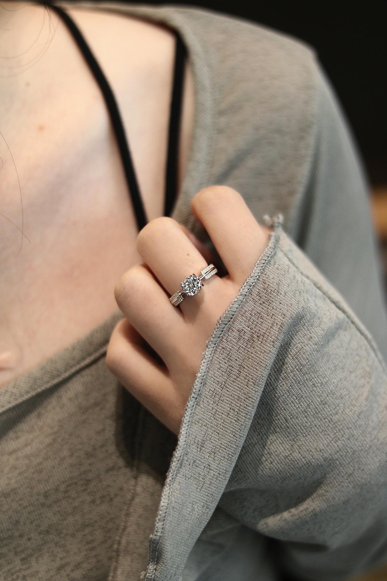 【#366】1CT Deluxe Classic Four-prong Floating Synthetic Moissanite Rings in 925 Sterling Silver with Mathing Band 【#366】1CT Deluxe Classic Four-prong Floating Synthetic Moissanite Rings in 925 Sterling Silver with Mathing Band