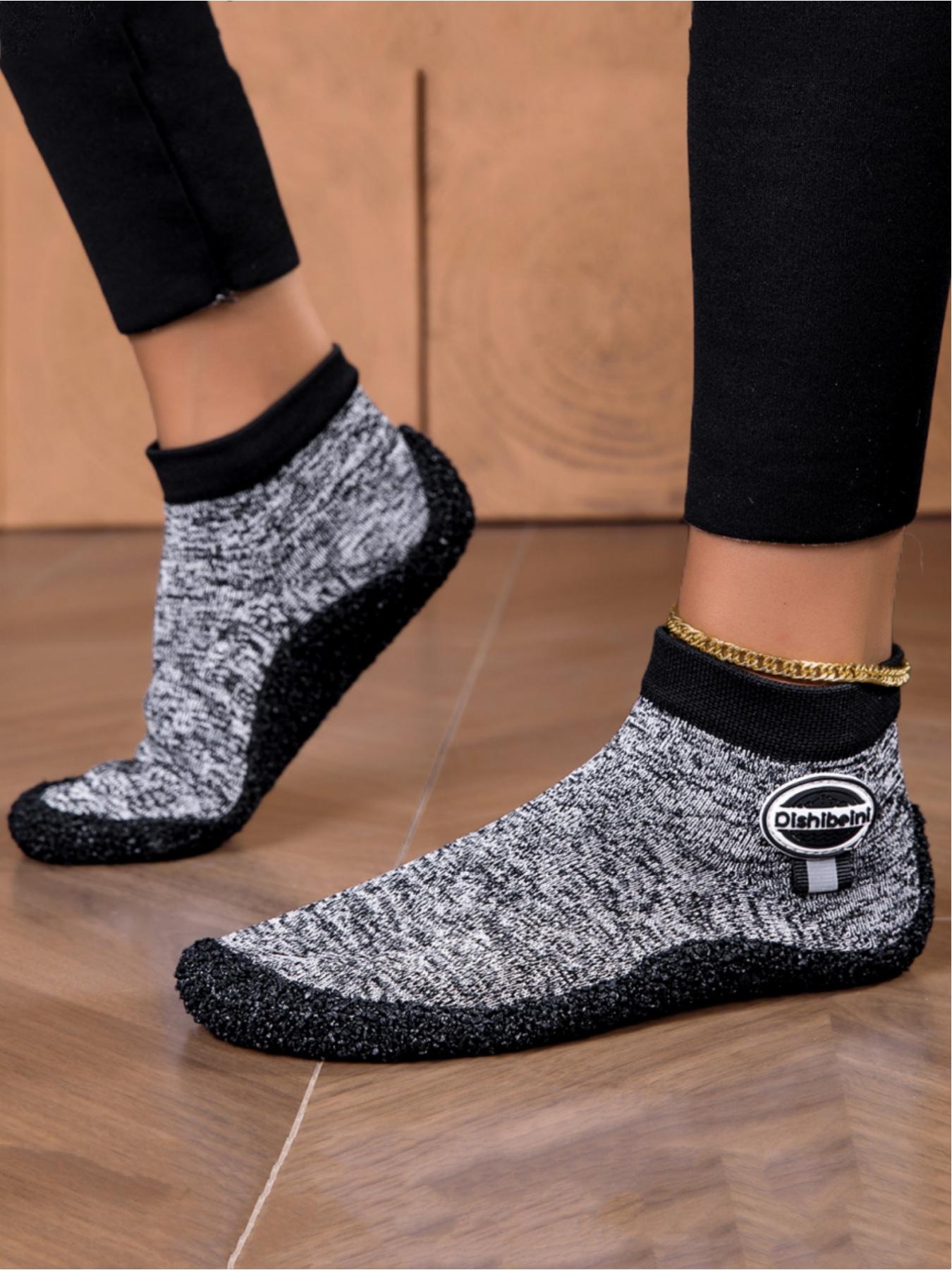 Ladies wear fitness yoga barefoot shoes, with widened toe caps that soft wrap around the foot shape and warm and comfortable lining. They are suitable for indoor home yoga casual wear, fitness training, swimming yoga and other sports scenes
