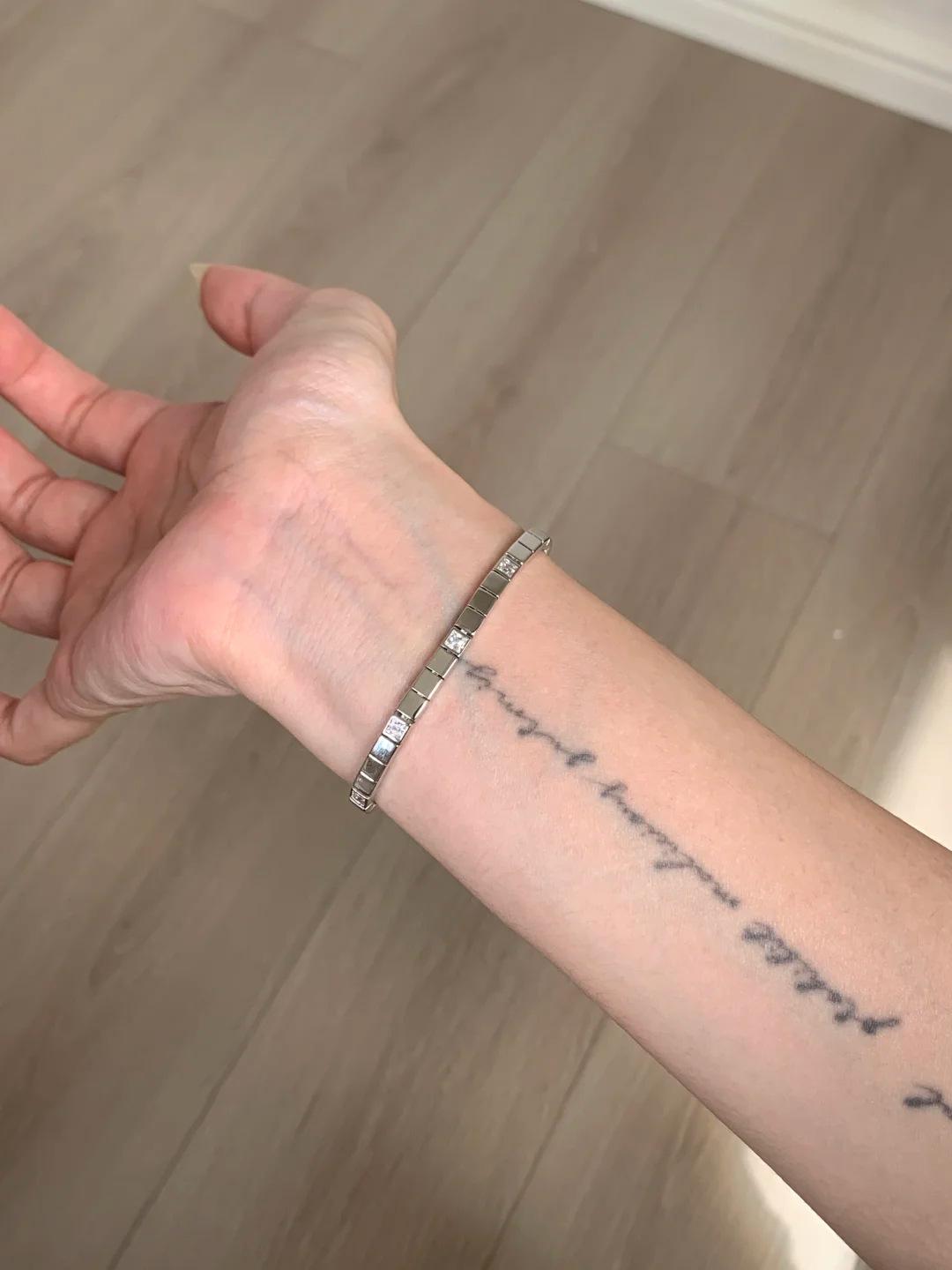 Stylish Silver Bracelet – Features a sophisticated, chunky chain with geometric square elements and an elastic design, accented with sparkling crystal rhinestones; an exquisite piece of jewelry perfect for both professional and casual wear.