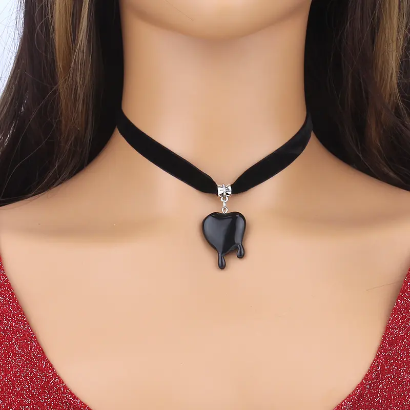 Black blood-dripping heart-shaped velvet collar