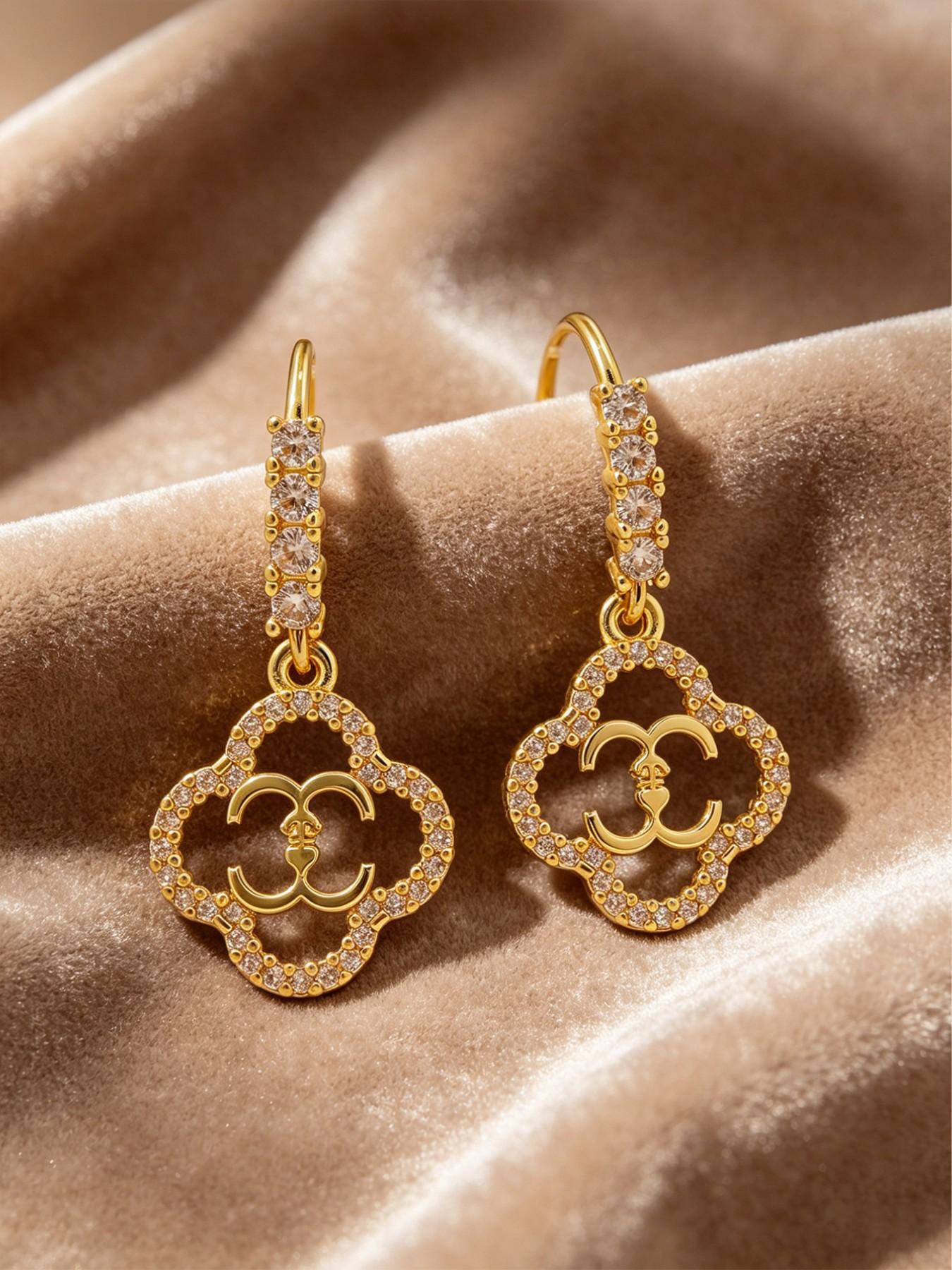 Four-leaf clover drop earrings, zircon four-leaf flower earrings, durable, colorfast, and hypoallergenic material, suitable for women's clothing and versatile accessories