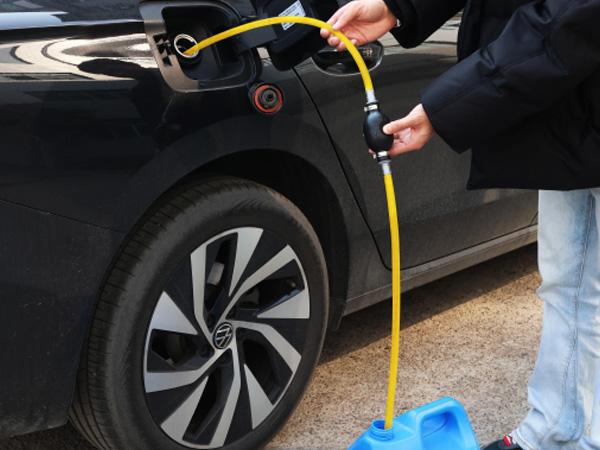 22-Piece No-Spill Coolant Filling Funnel Kit and Siphon Hose Pump, Radiator Coolant Filling Spill-Proof Funnel Kit with Adapters, Extensions, PVC Hose, Engine Oil Funnels, Towel for Universal Vehicle