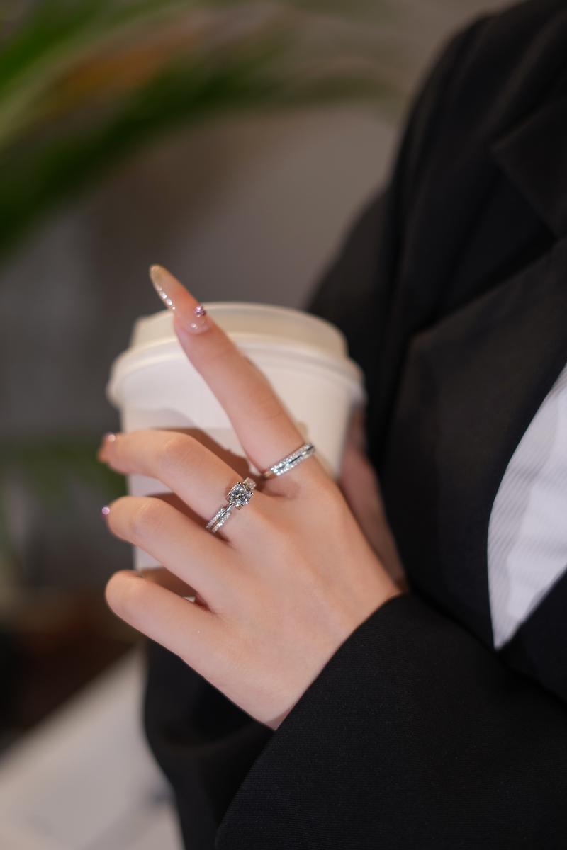 【#366】1CT Deluxe Classic Four-prong Floating Synthetic Moissanite Rings in 925 Sterling Silver with Mathing Band