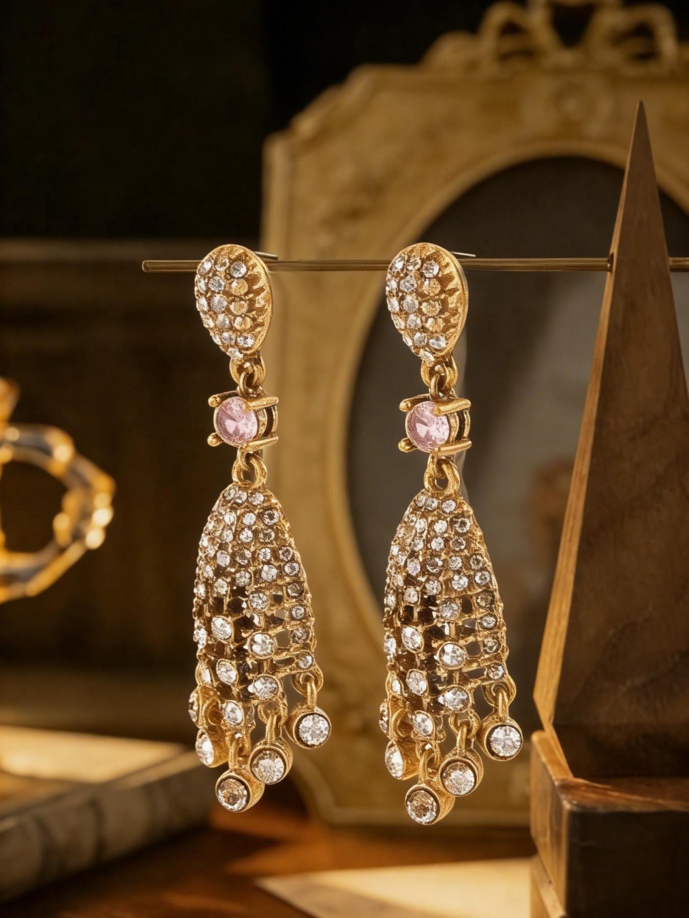 1 pair of fashionable and elegant tassel pendant earrings, suitable for daily commuting, vacation and dating, and also a surprising and exquisite small gift.