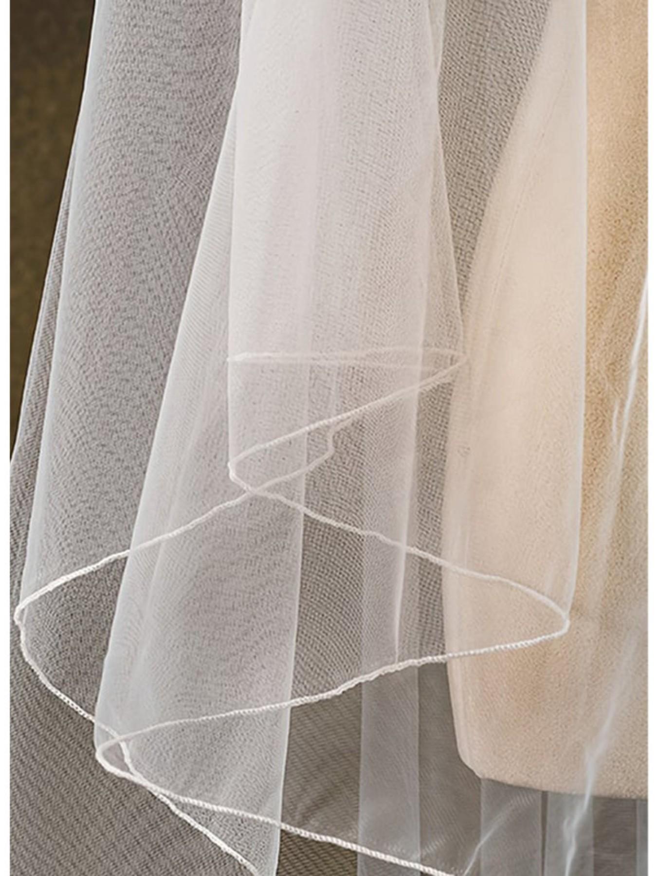 Elegant Double-Layer Short Bridal Veil ,Crafted from Light, Soft Tulle ,Naturally Draping to Flatter the Shoulders and Neckline,An Exquisite Wedding Veil Suitable for a Variety of Bridal Gown Styles