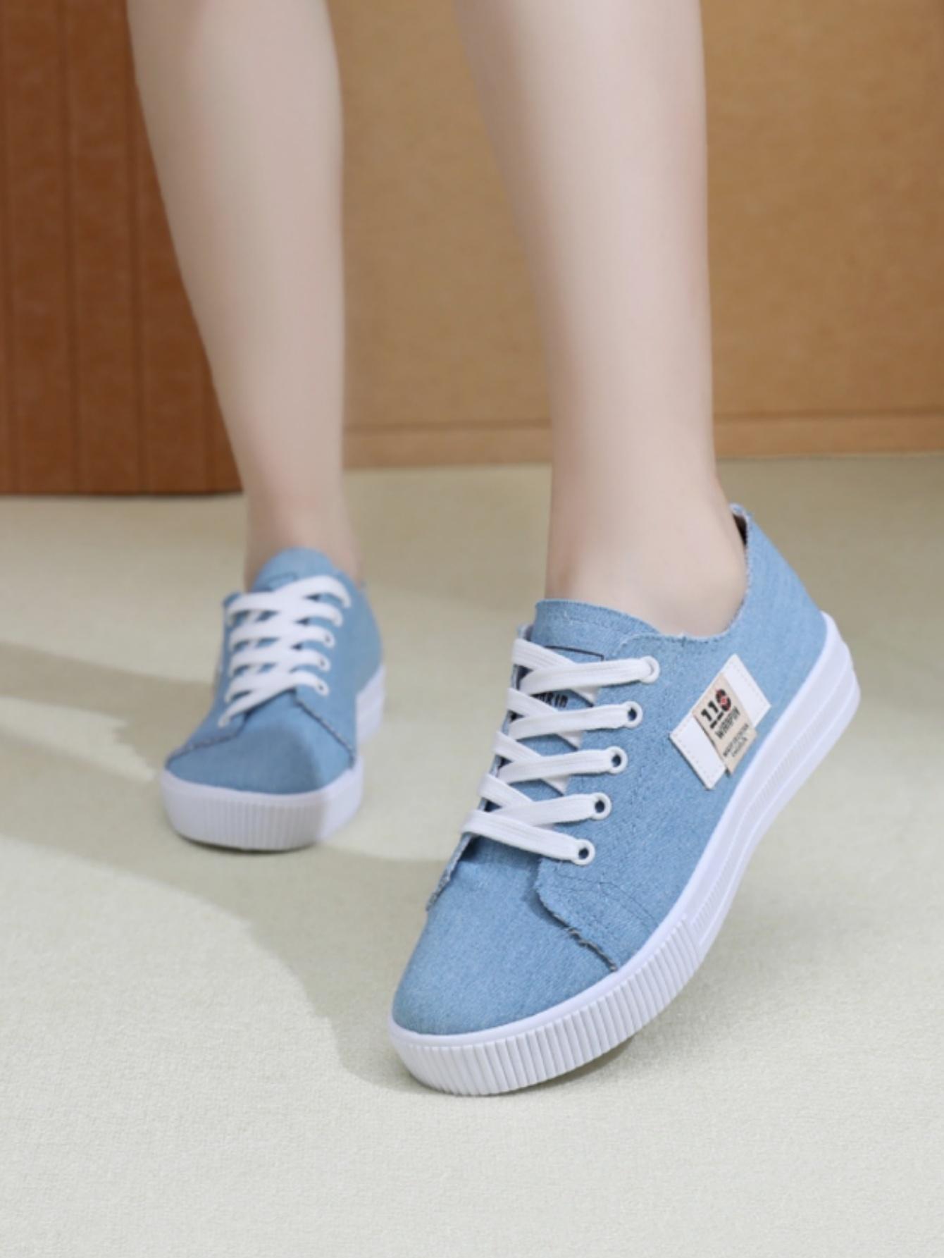 Ladies' casual canvas shoes, made of soft and skin friendly canvas material, with a thick white sole that is lightweight and resilient. Available in multiple colors, this simple and versatile style is ideal for daily commuting and campus wear