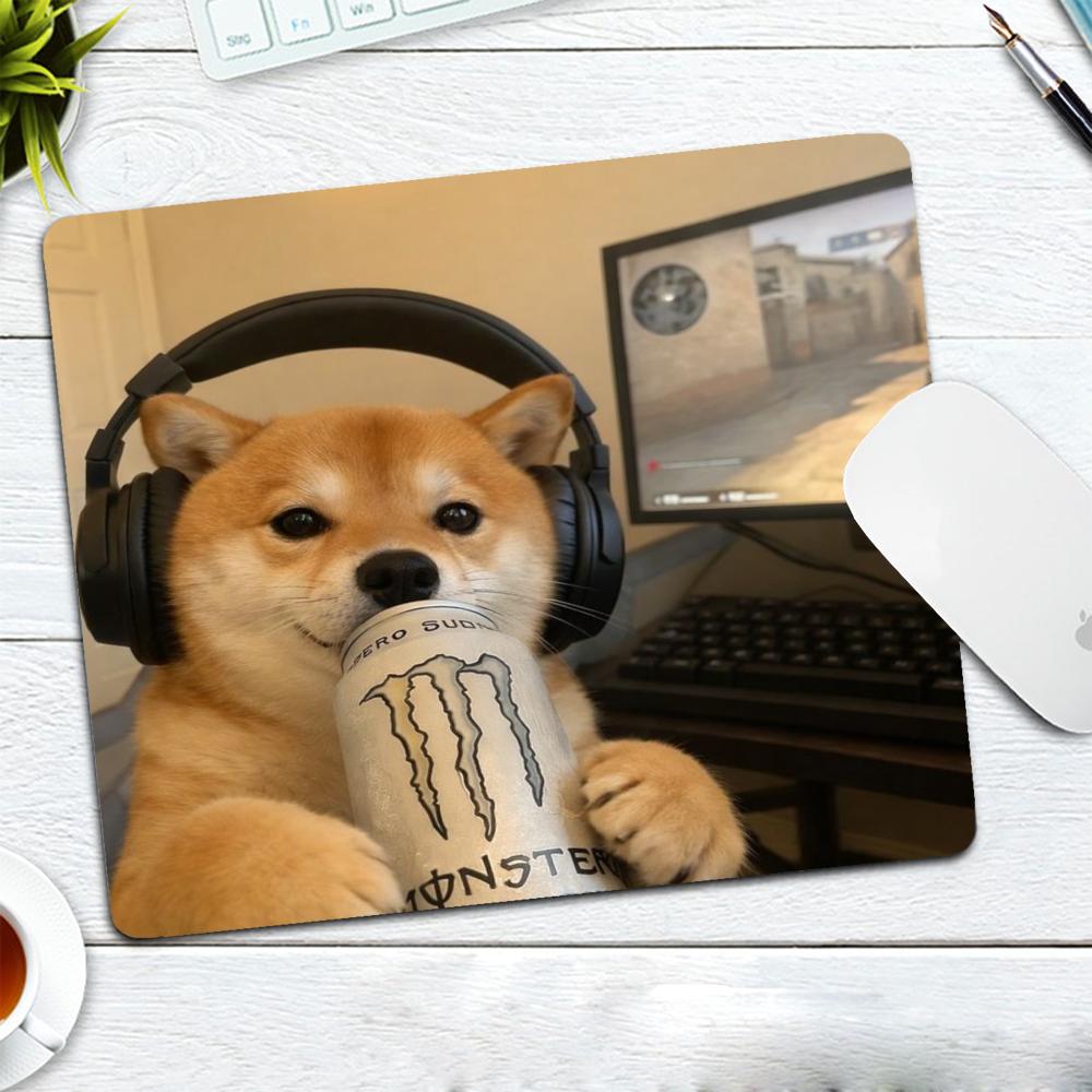 1 Mouse Pad Square rubber mouse pad, locked edge, non-slip, smooth surface. Computer accessory for office & gaming, fits laptop & PC. Available in large 45×40cm and small 22×18cm.