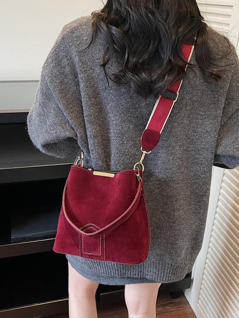 Retro fashion simple bucket shoulder bag, niche design personality lazy wind joker shoulder bag, retro texture comfortable leisure wind shoulder bag, suitable for daily travel, shopping and dating, Fashionable bucket bag