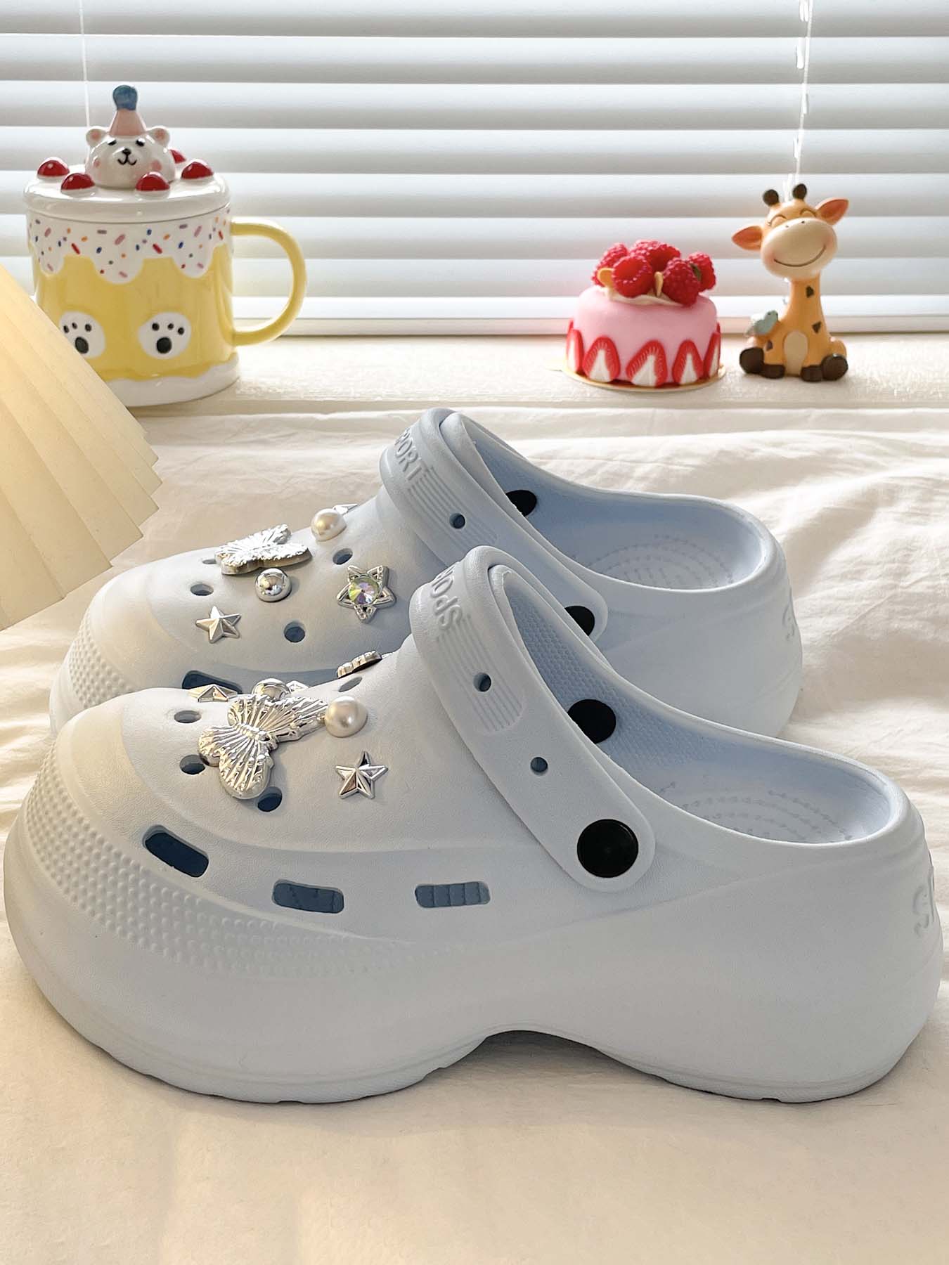 2026 New Fashion Versatile Holey Shoes for Women, Eva Comfortable Breathable Thick Sole, Simple Casual Beach Sandals, Outdoor Garden Shoes, Slipper, Slippers Shoes