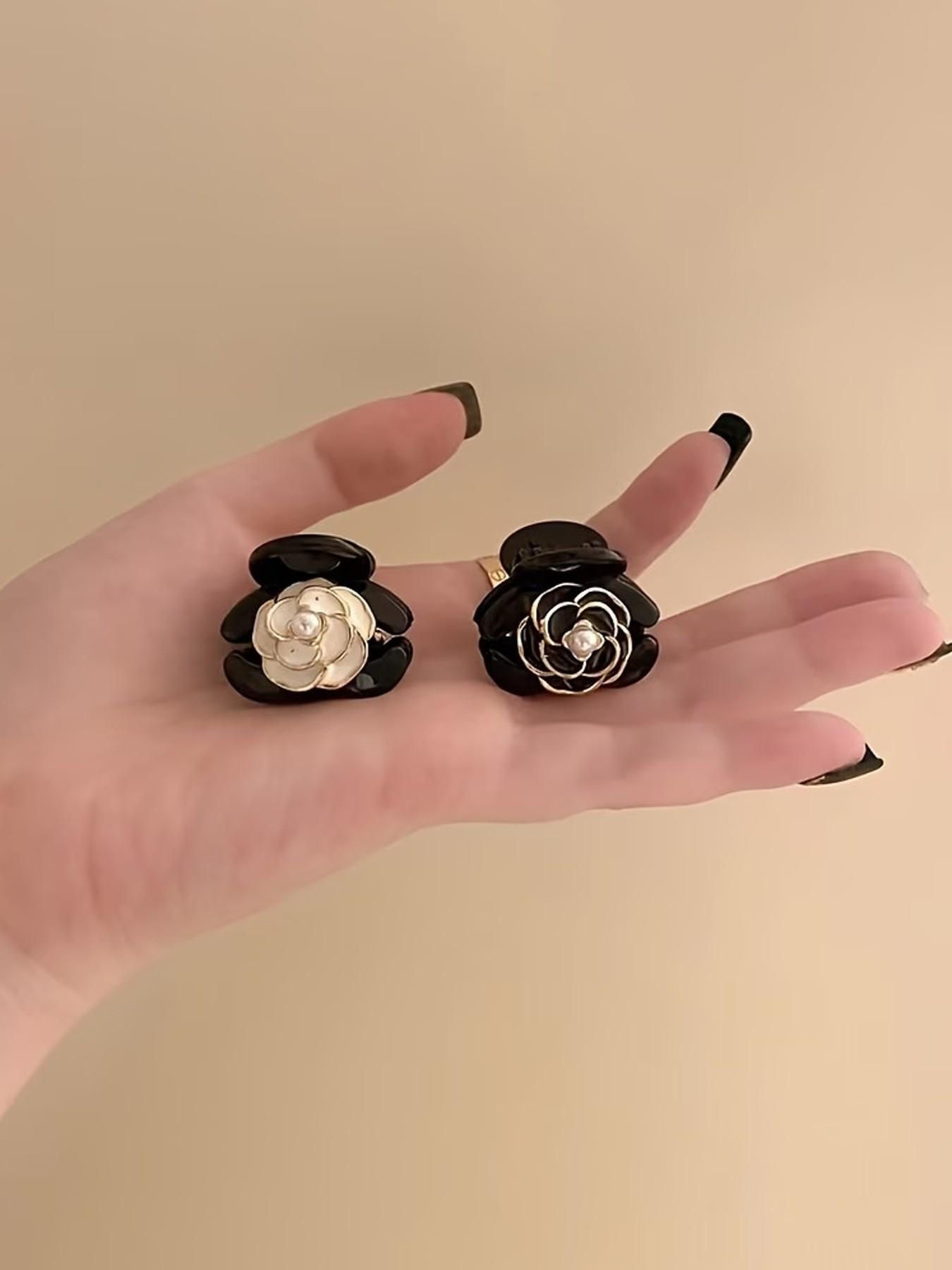 4 Cute Decorative Hair Clips in Various Colors (Black + White), Made of Plastic Camellia Flowers, Suitable for Women, Trendy Small Hair Clips Perfect for Bangs And Side Hair Additions - an Excellent Gift Choice!